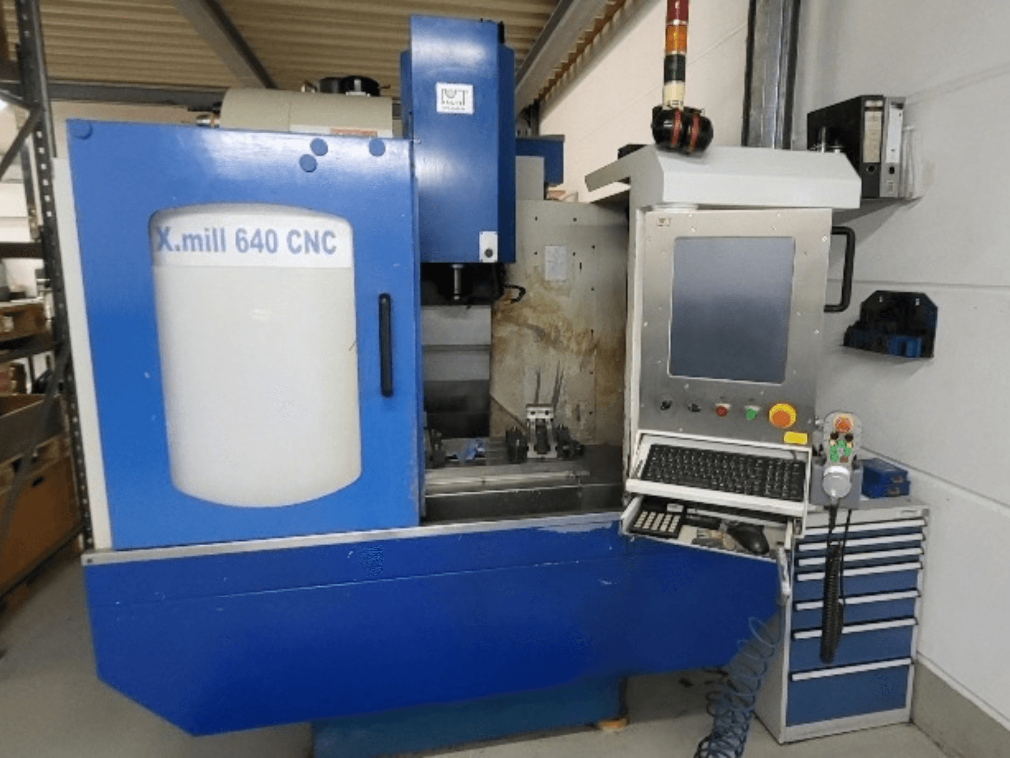 Centre d'usinage vertical CNC Blue KNUTH X-mill 640, vue de face avec le panneau de commande et le clavier visibles.