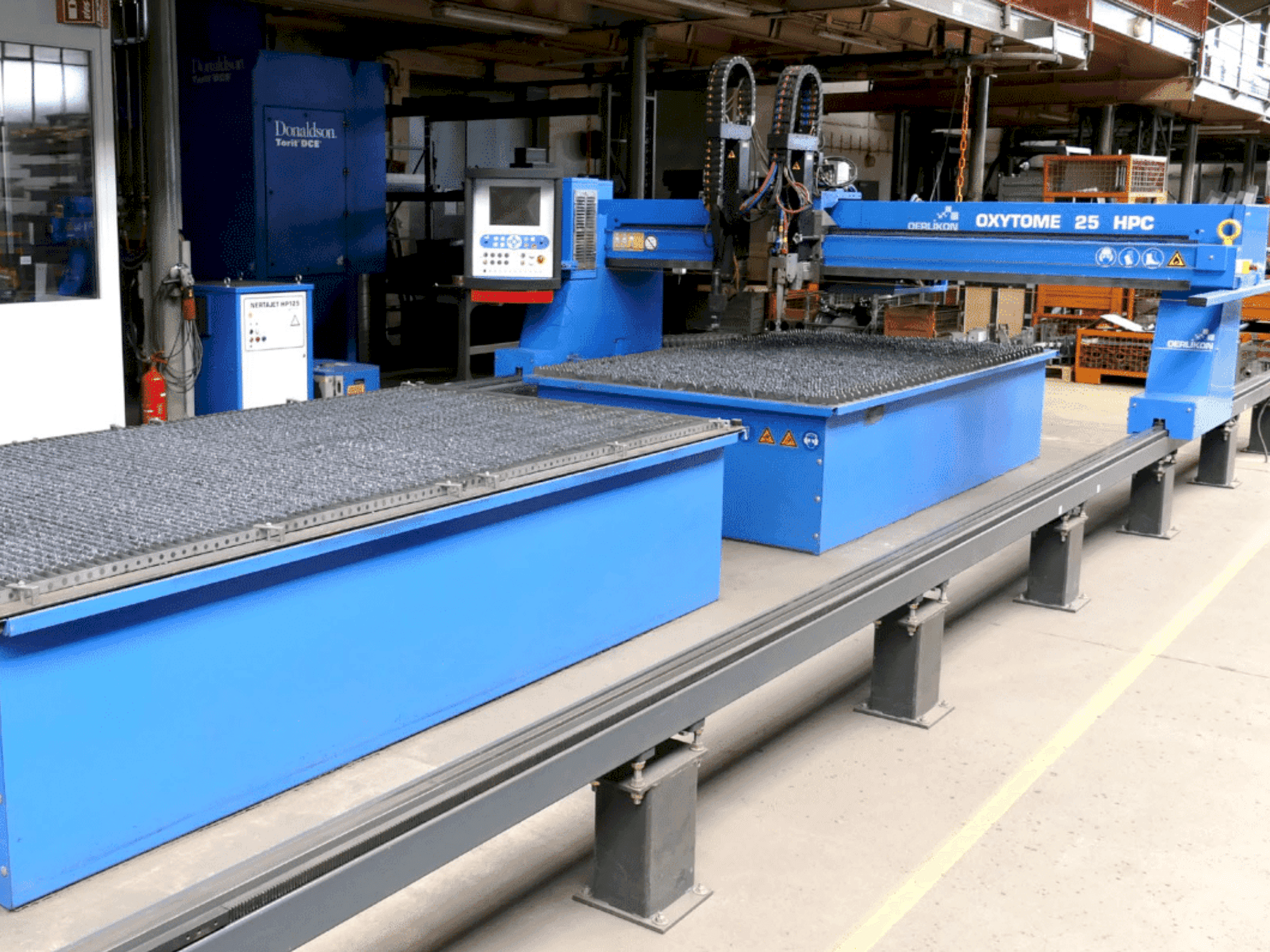 Vue de face de la machine Oerlikon Oxytome 25 HPC