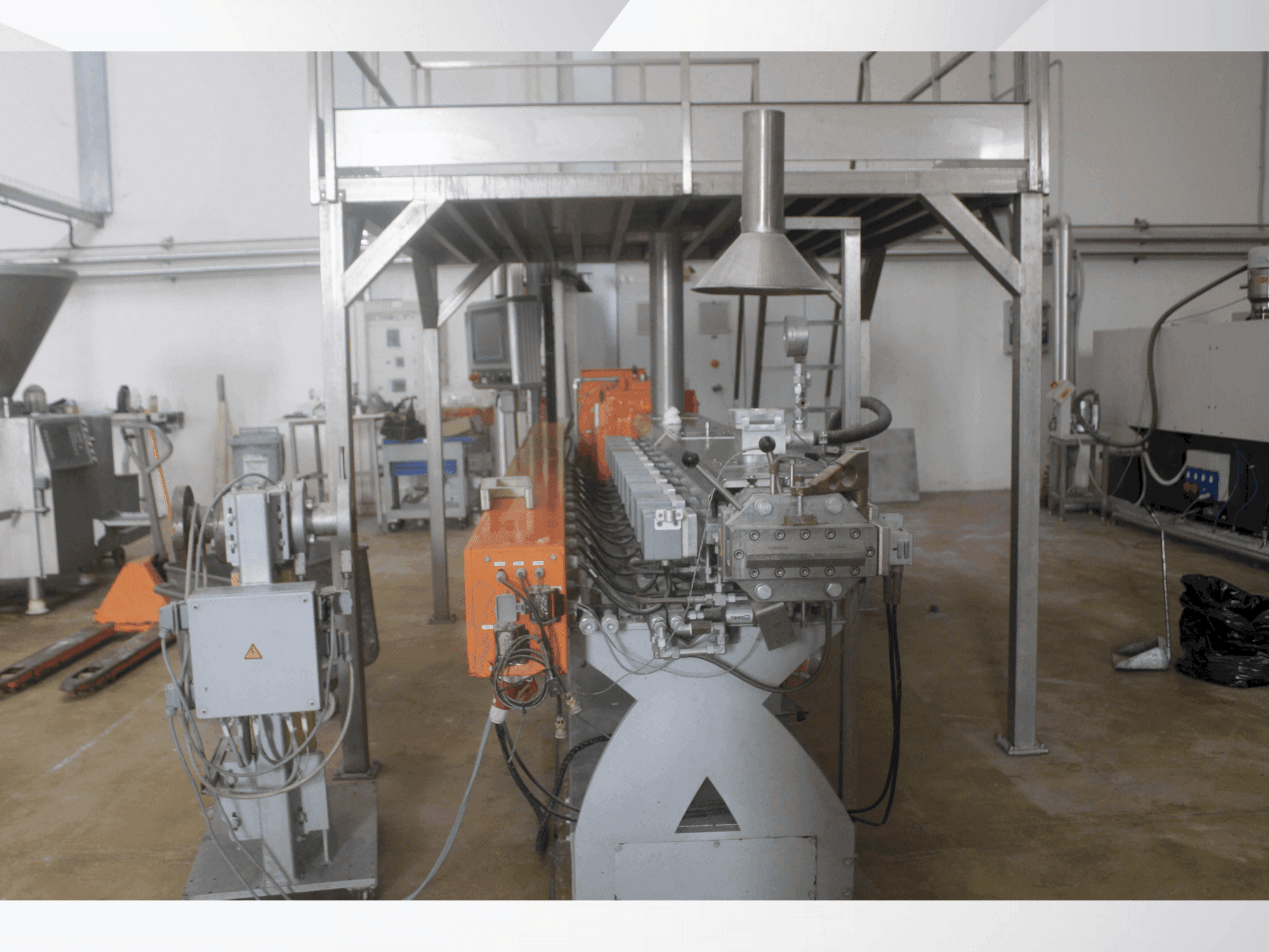 Vue de face de la machine Leistritz ZSE60MAXX-48D