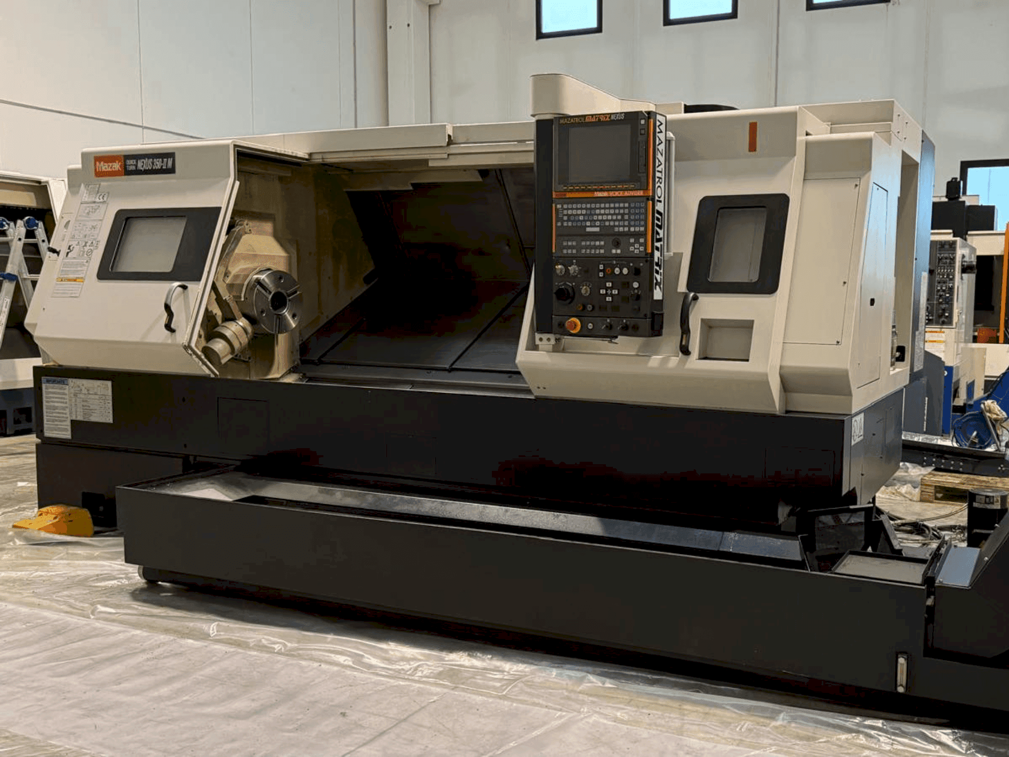 Vue de face de la machine Mazak QT Nexus 350 II M