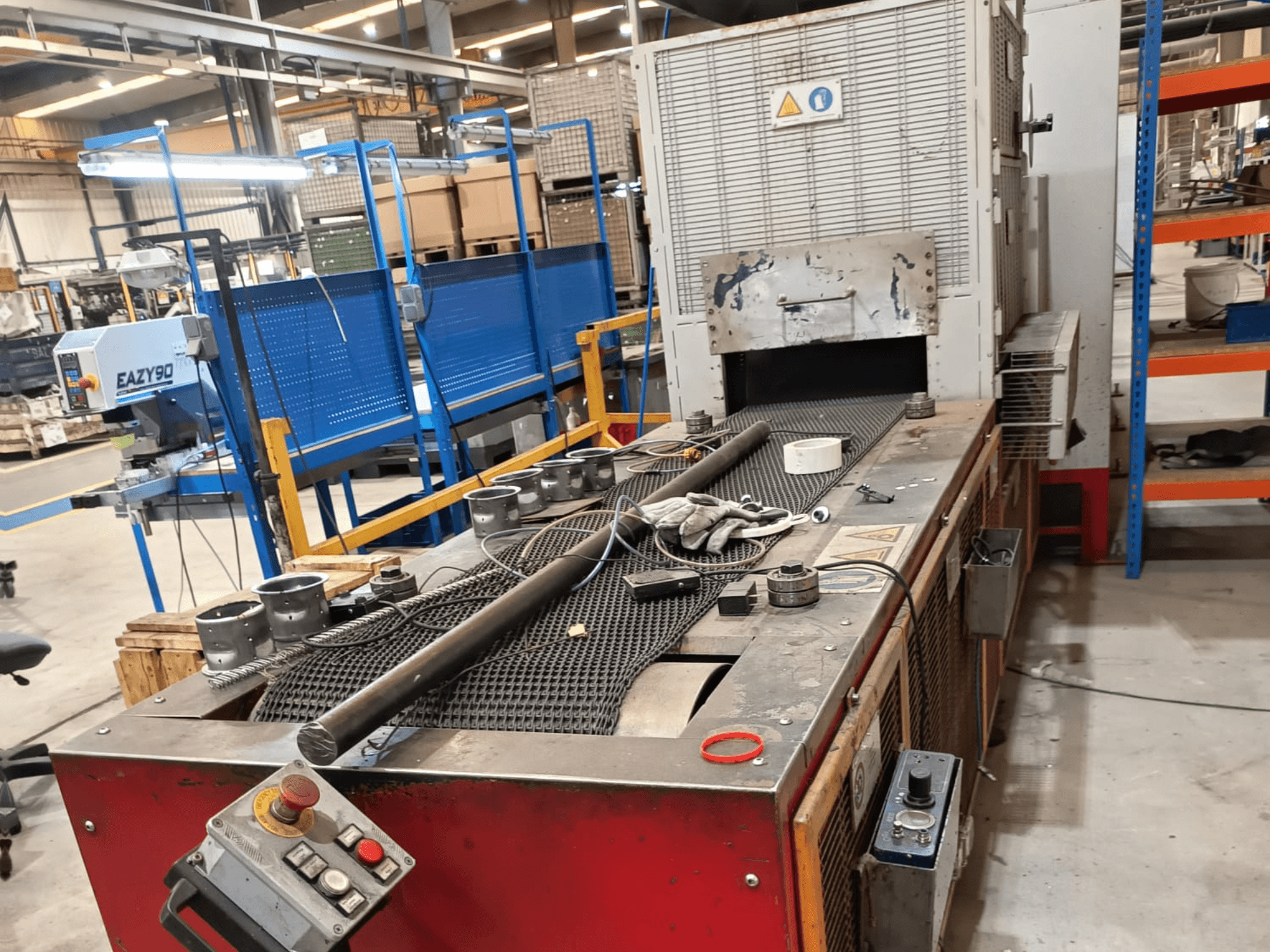 LIGNE DE BRASAGE SCAME 50-20-350-GI-DR, vue de profil présentant les commandes, les tiges métalliques et l'aménagement de l'espace de travail dans un environnement industriel.