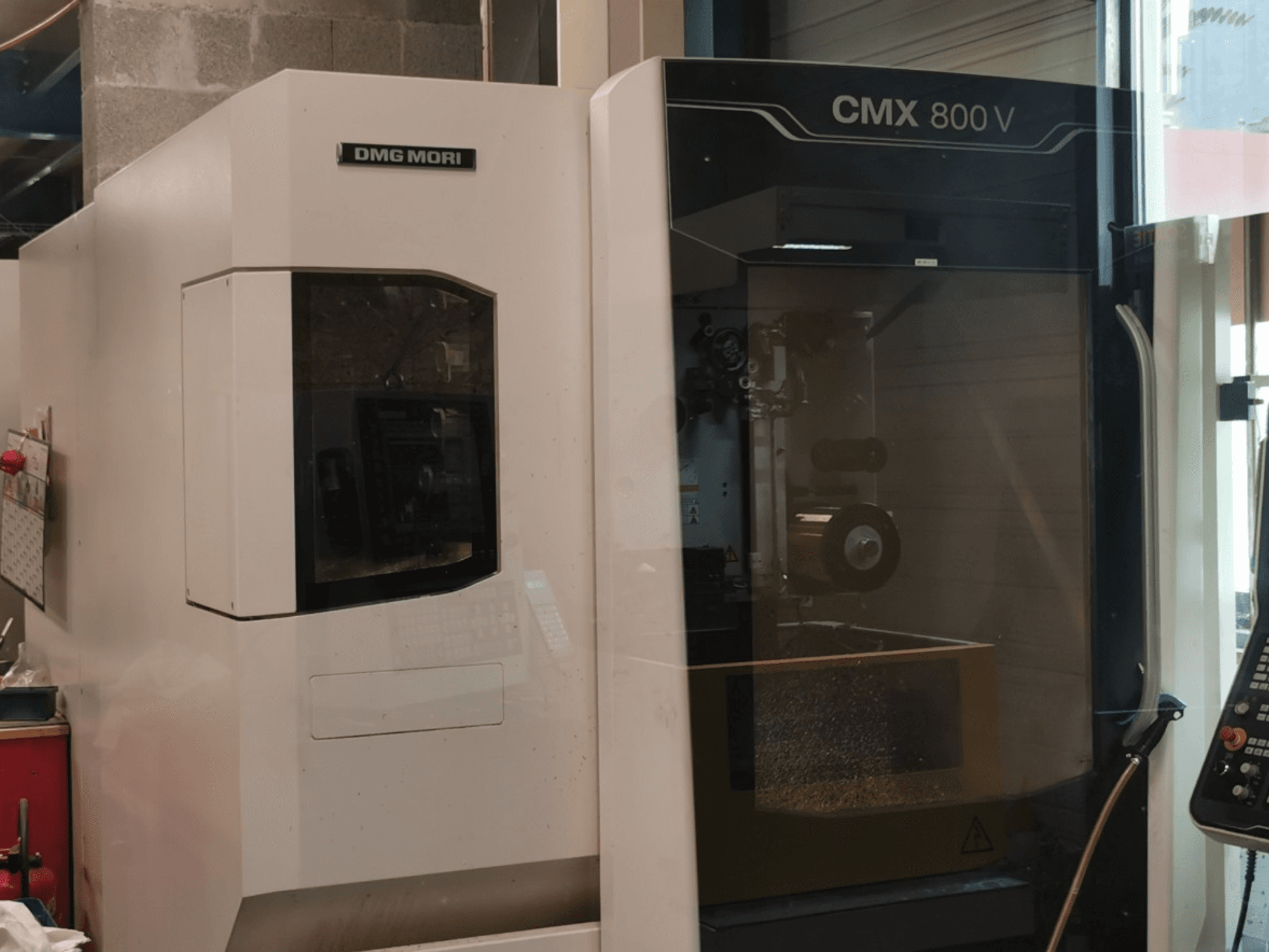 Centre d'usinage vertical DMG Mori Seiki CMX 800 V, vue de face montrant le panneau de commande et la zone de travail avec les outils visibles.