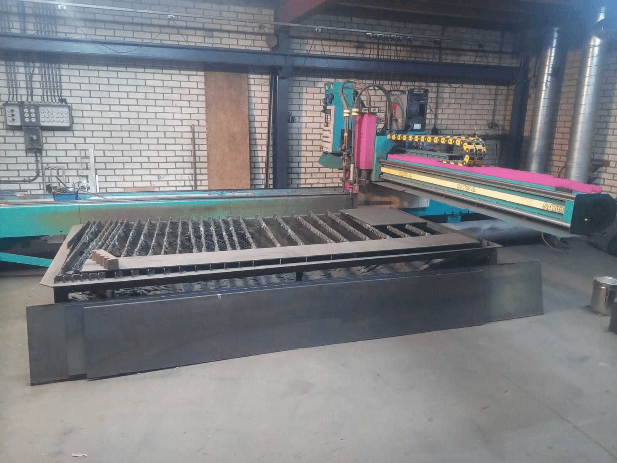 Vue de face de la machine SATO SATRONIK C2500