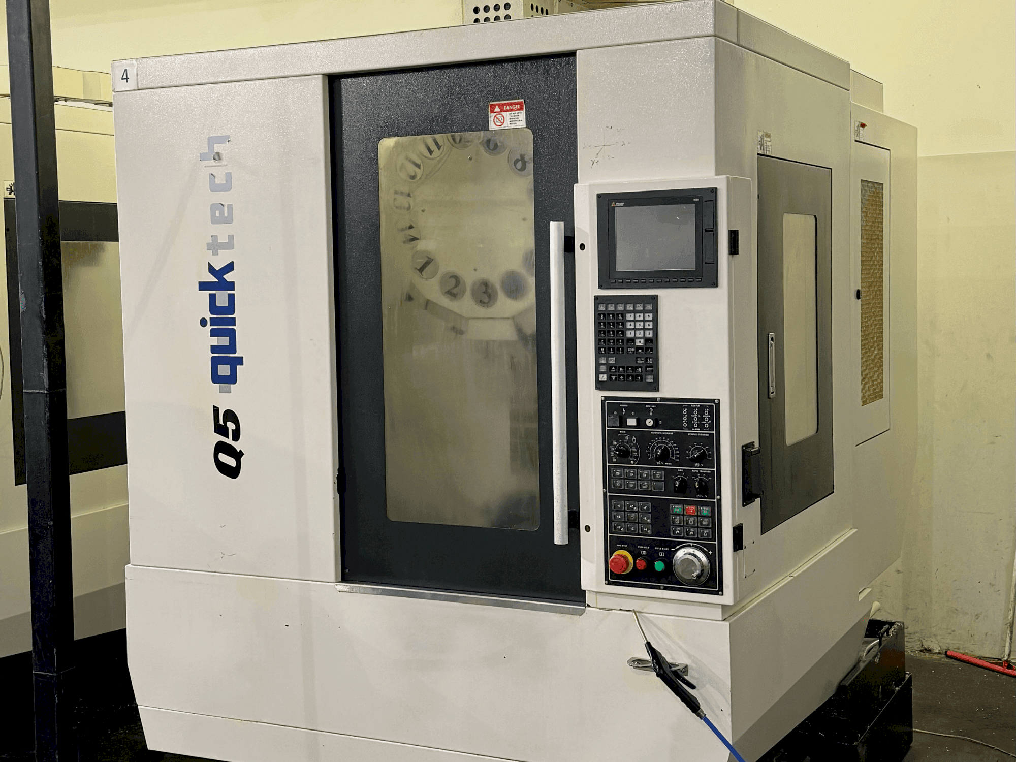 Vue de face de la machine Quick-Tech Q5