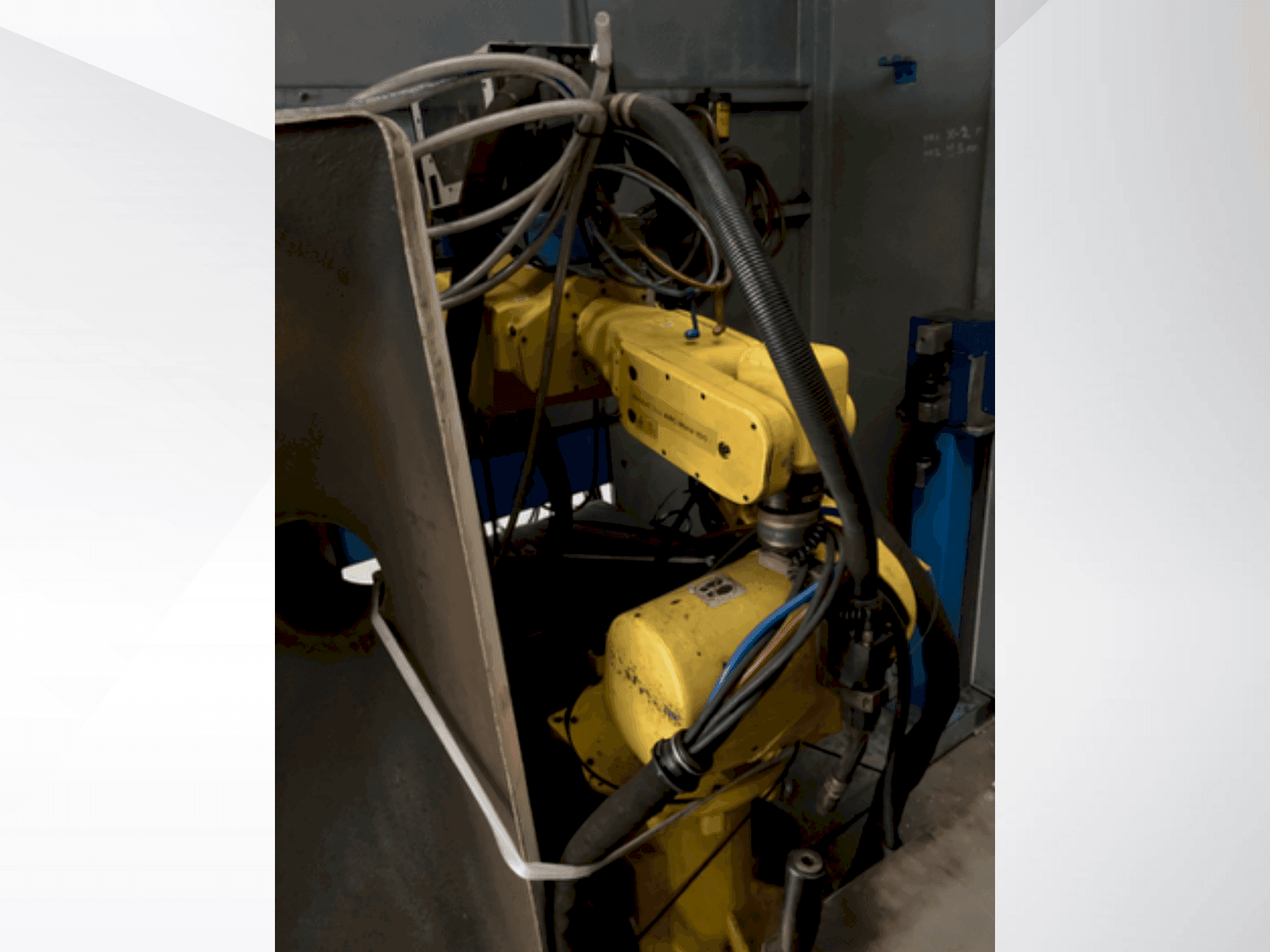 Vue de face de la machine FANUC ARC Mate 100i