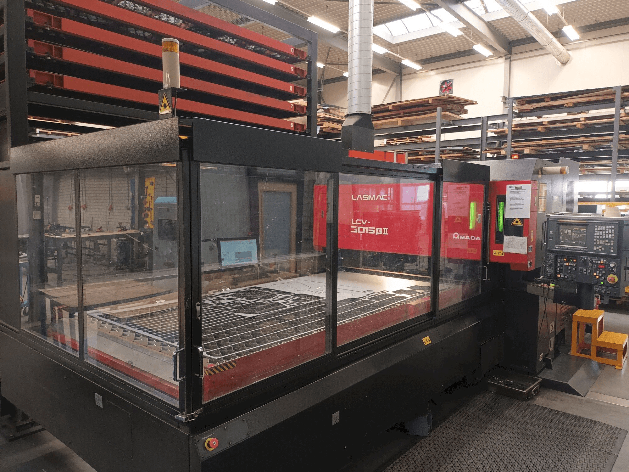 Vue de face de la machine AMADA LCV3015B2