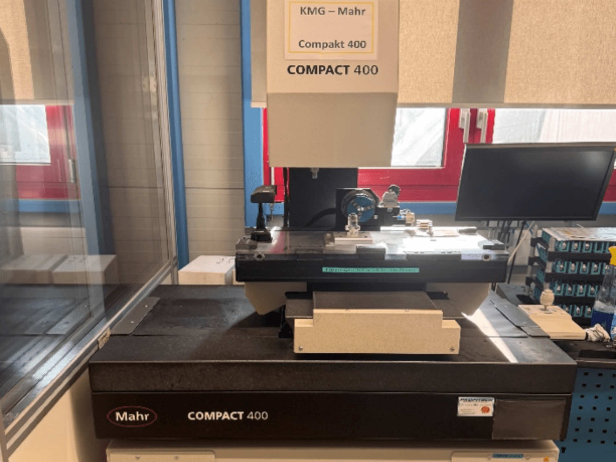 Machine de mesure par coordonnées MAHR Compakt 400 vue de face, avec ses composants de mesure et un écran situé à proximité.