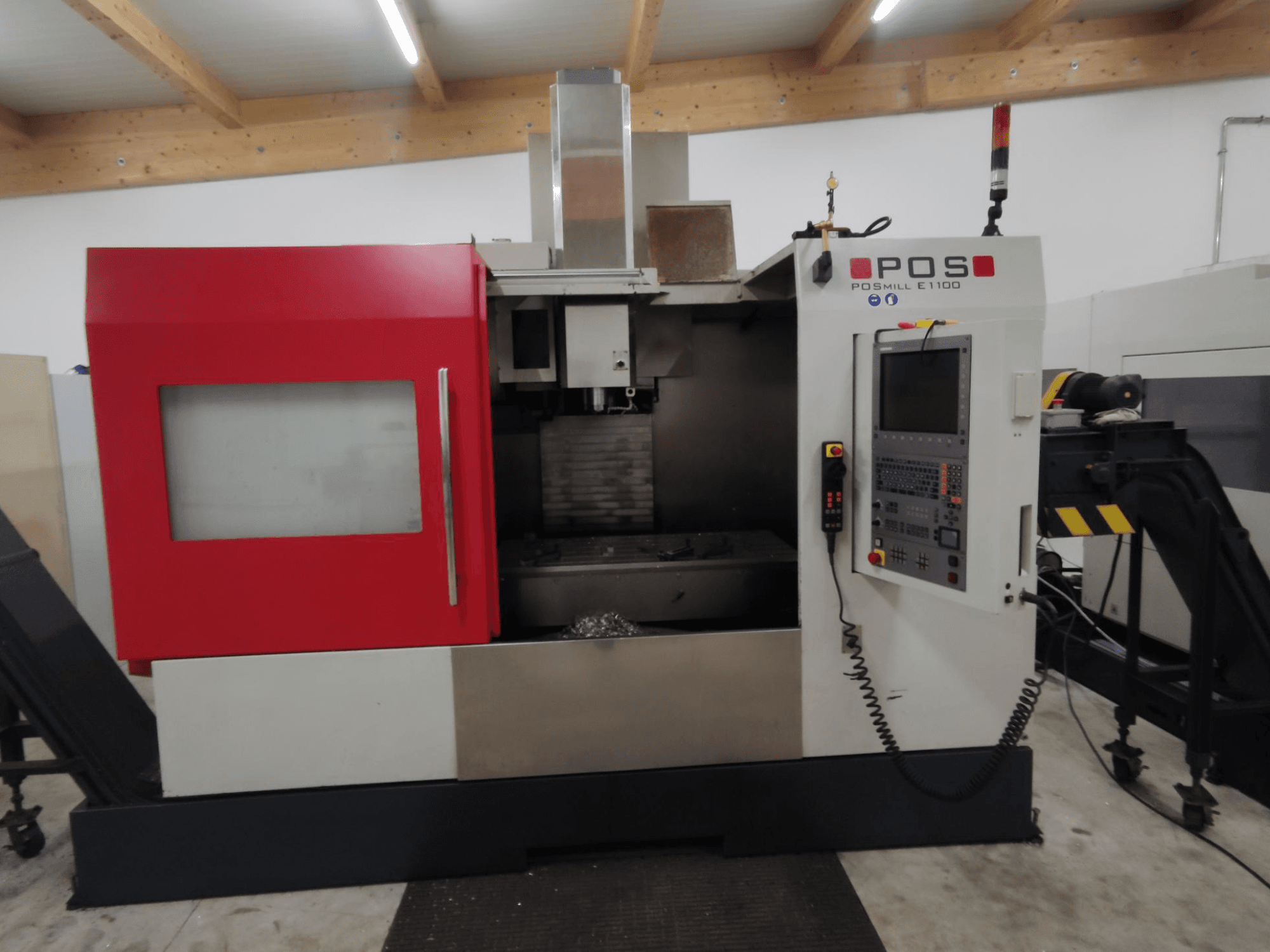 POS PSMILL E1100 CNC milling machine, vue de face, avec boîtier rouge et argent, panneau de commande et voyants de sécurité.