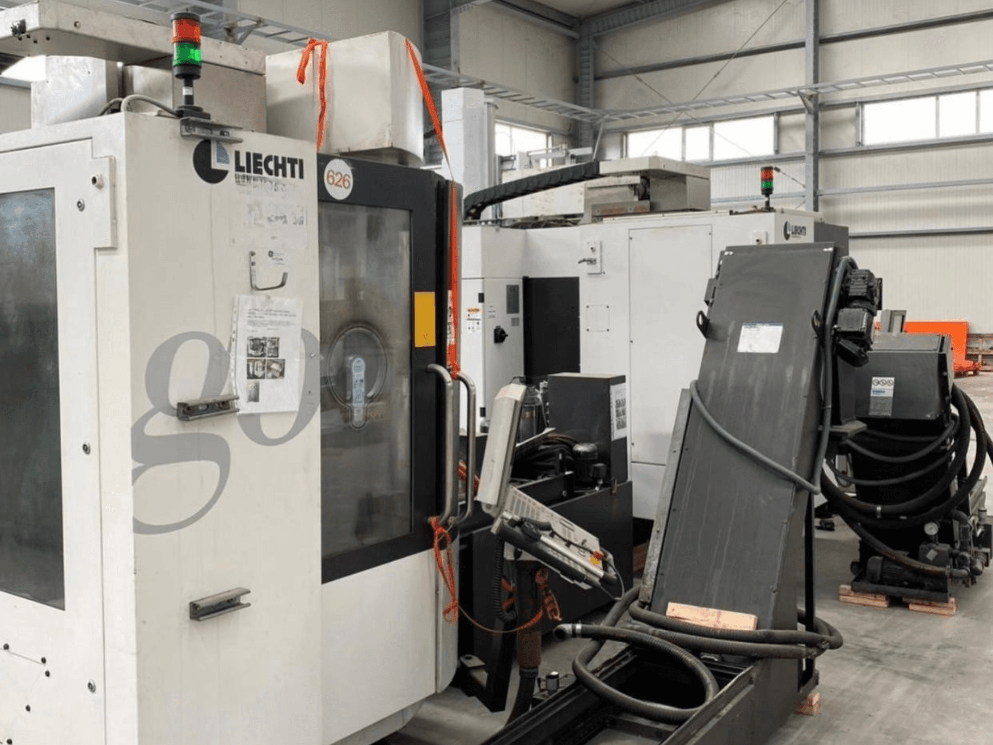 Centre d'usinage vertical Liechti go-Mill 350, vue de face, avec panneau de commande et porte-pièces incliné.