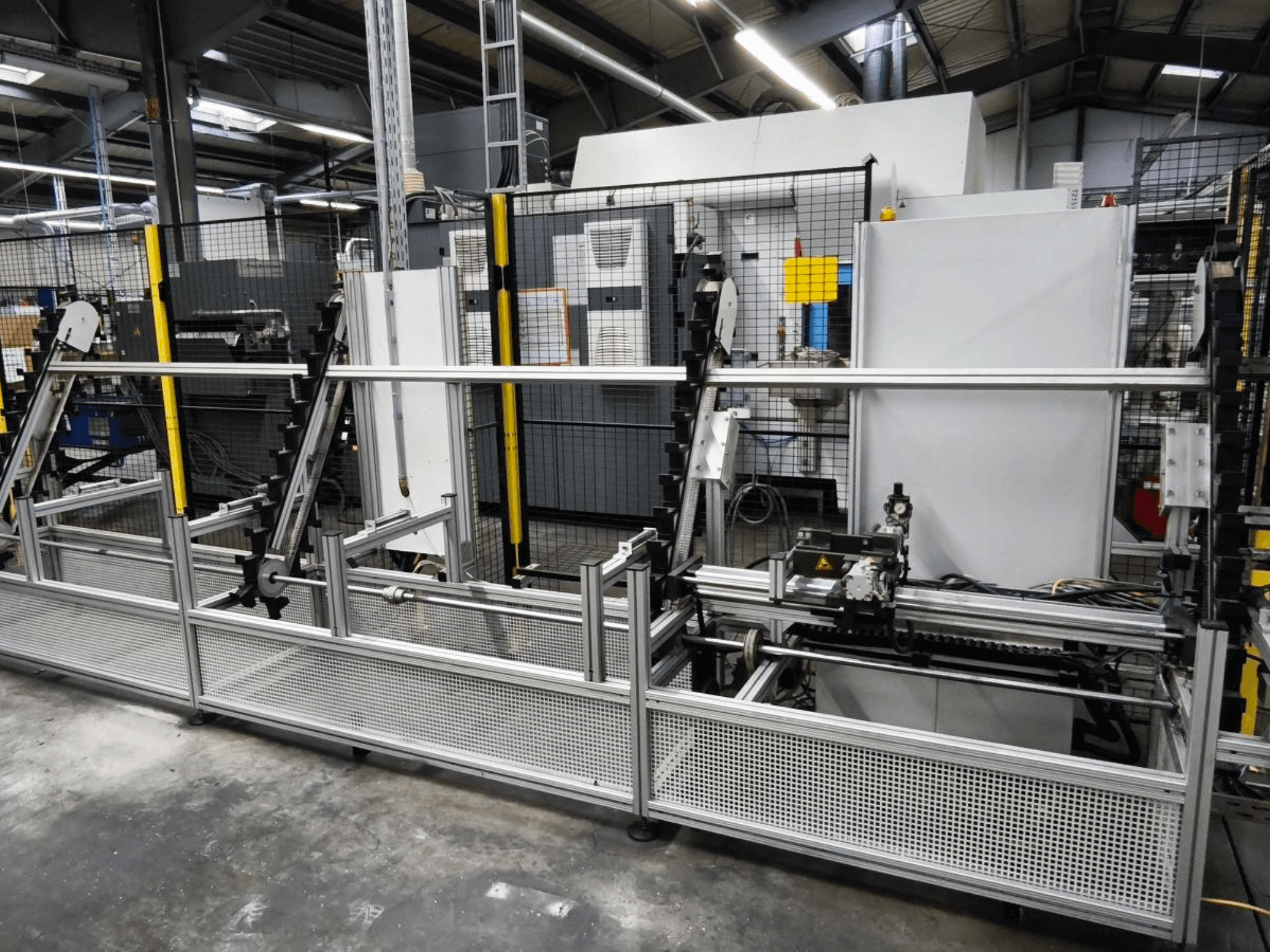 Le système de manutention de pièces LOHMEIER Schräglademagazin en vue frontale, montrant sa structure métallique et ses composants mécaniques intégrés.