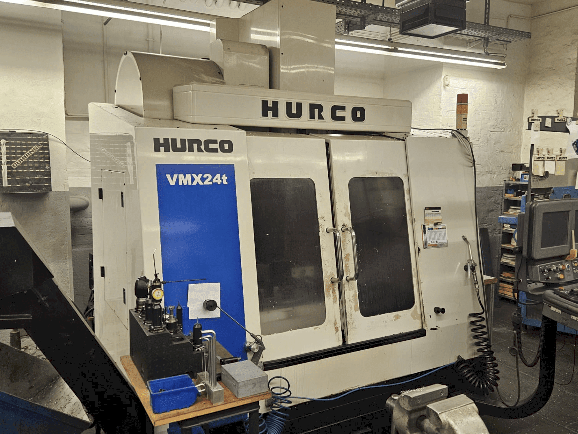 Vue de face de la machine Hurco VMX 24t
