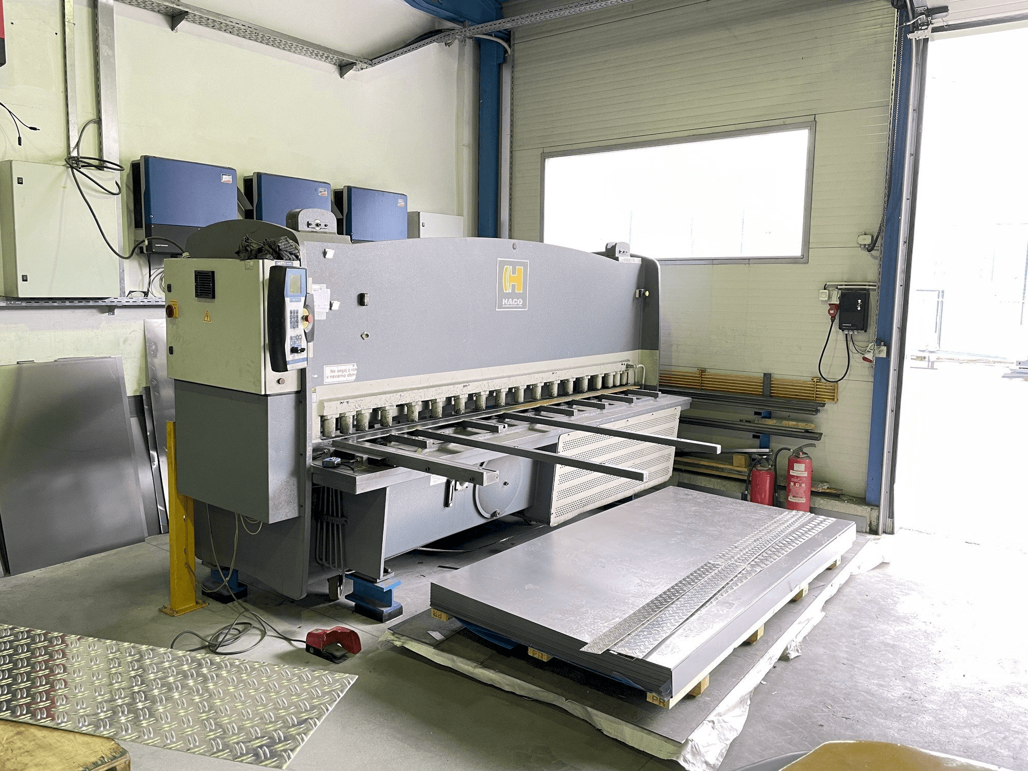 Vue de face de la machine HACO HSLX 3006