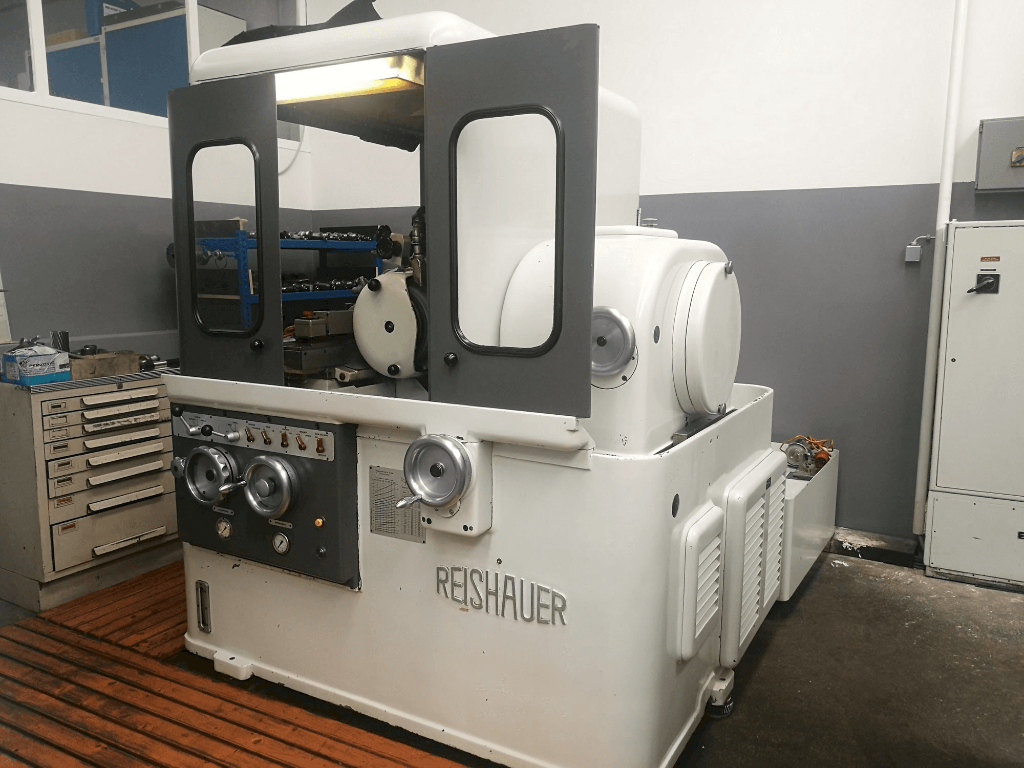 Front view of Reishauer NZA machine