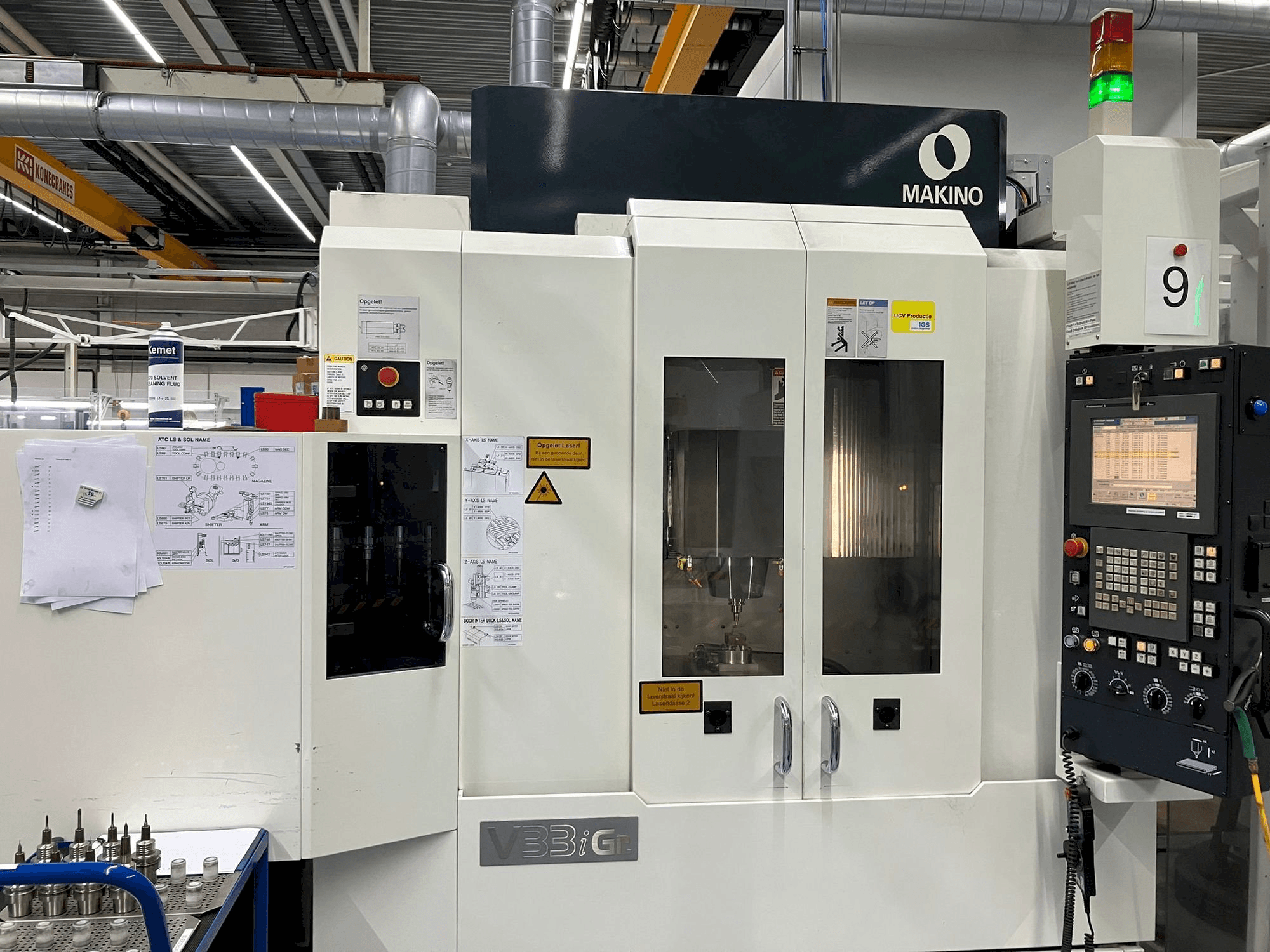 Vue de face de la machine Makino V33i Graphite