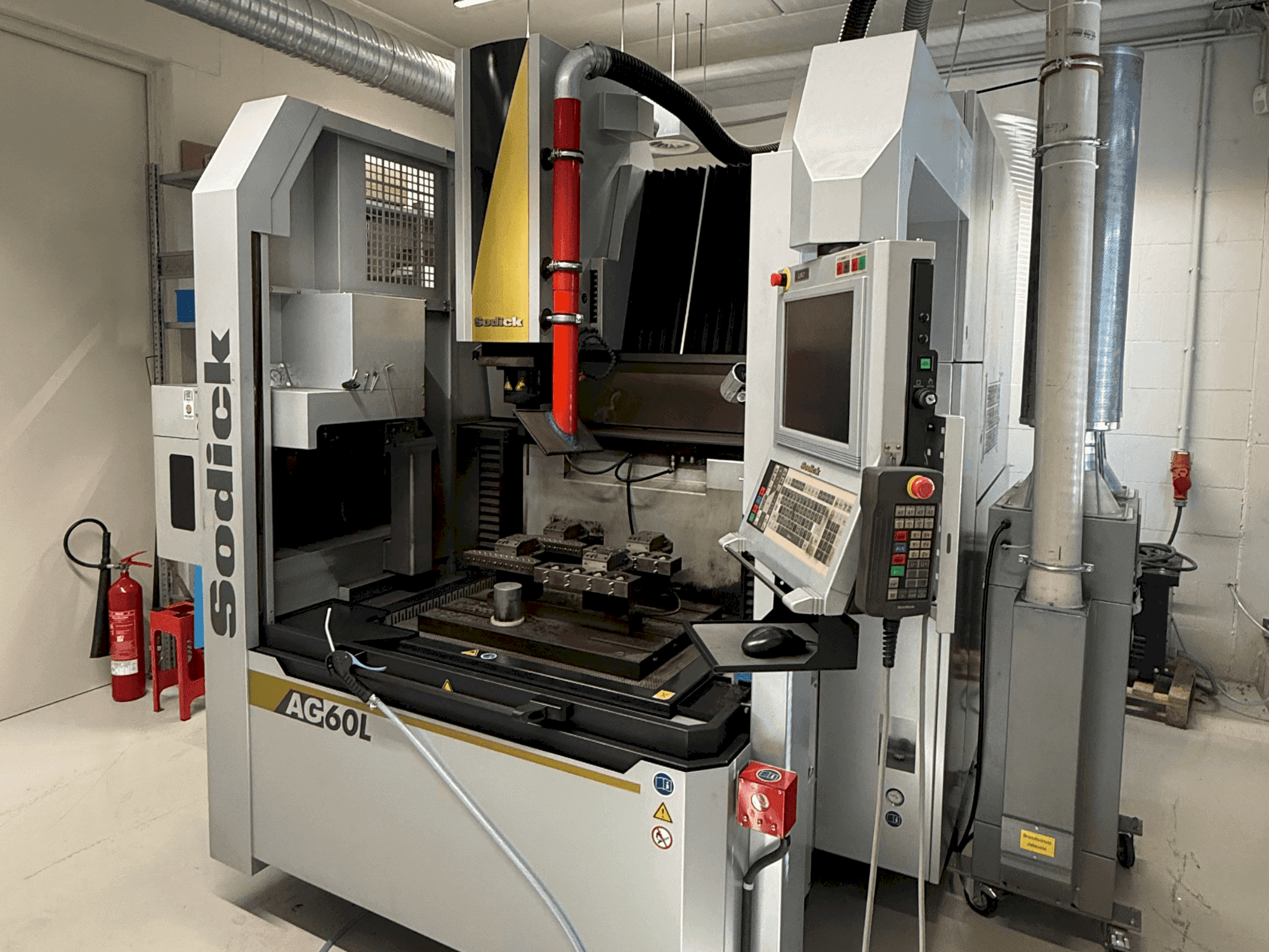 Vue de face de la machine Sodick AG60L