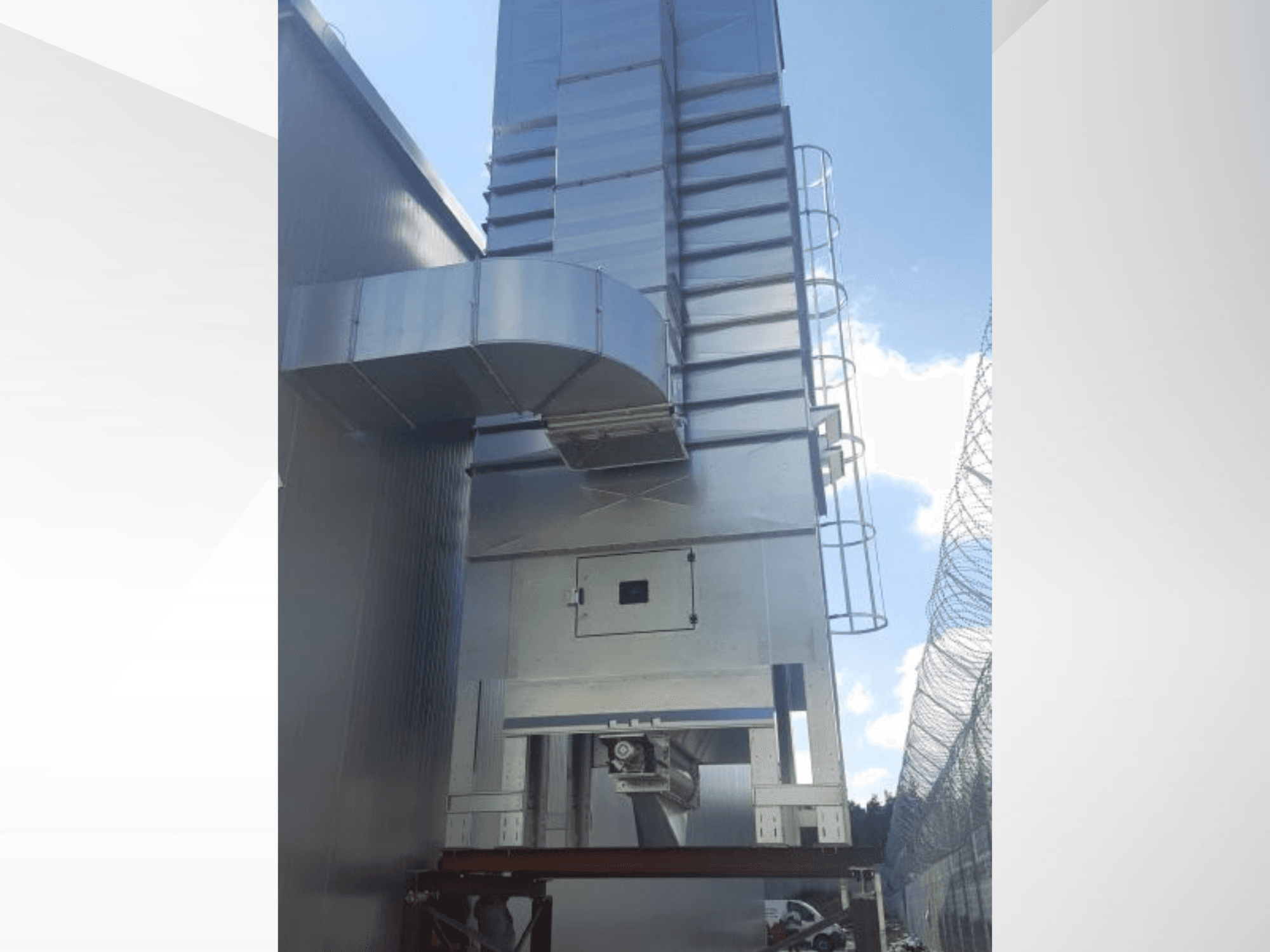 NAWARA RUBIN 2030 machine à bois, vue latérale montrant la structure métallique et les conduits sur fond de ciel bleu.