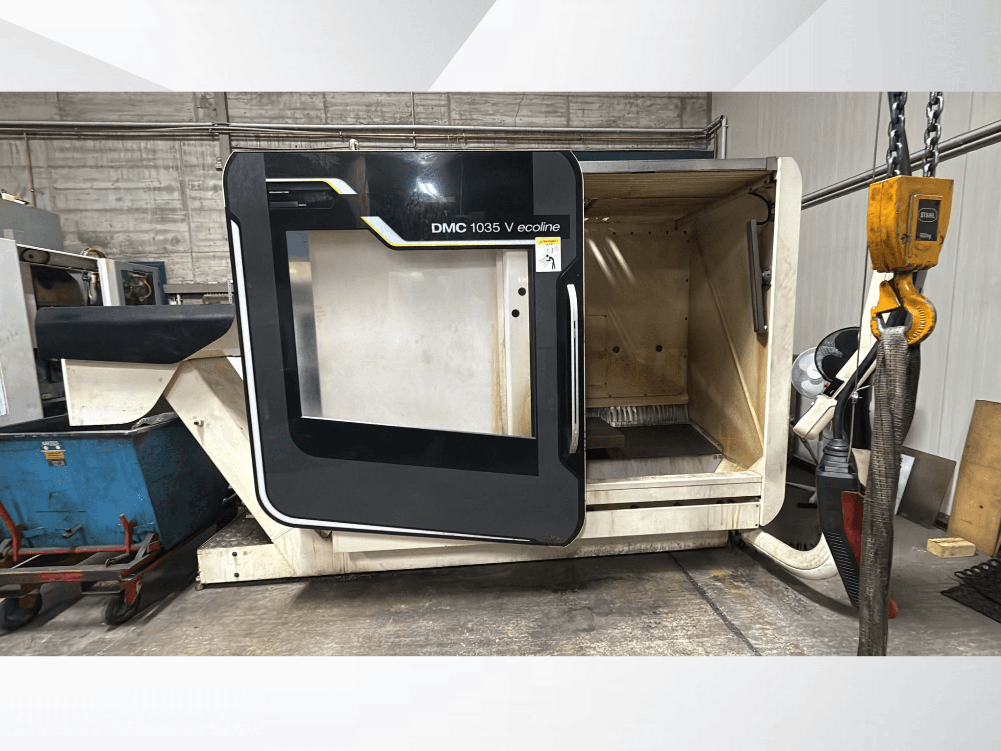 Machine CNC DMC 1035 V ecoline, vue de face, porte ouverte révélant un intérieur vide et un panneau de commande.