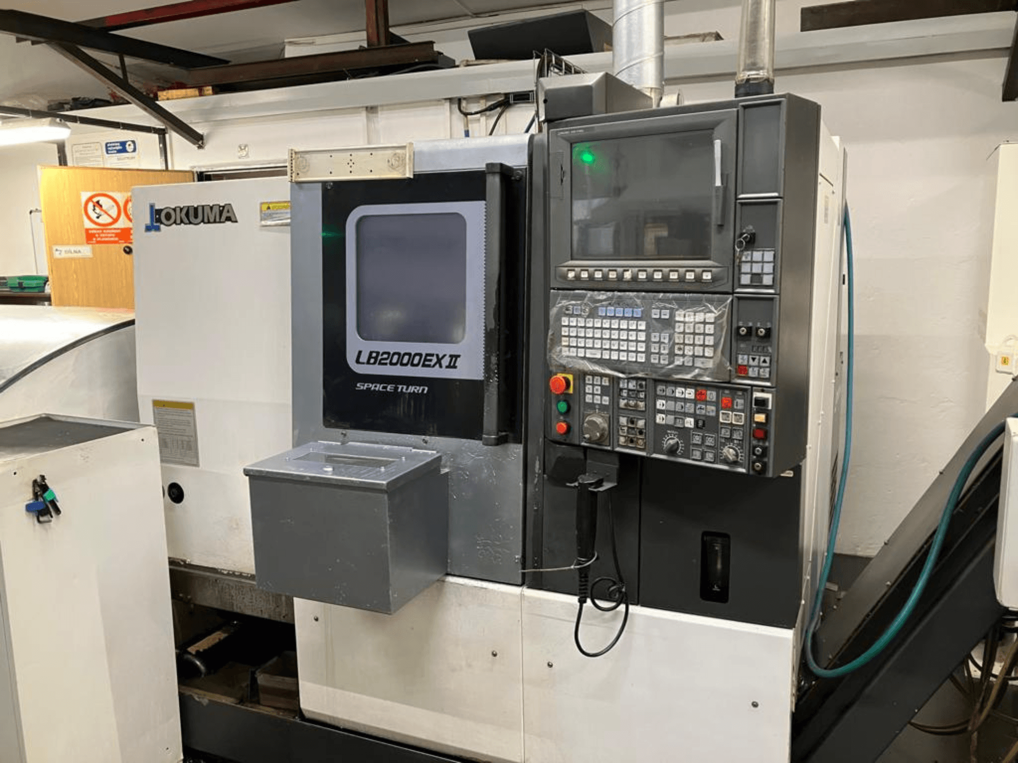 Tour horizontal Okuma LB2000EXII MC, vue de face présentant le panneau de commande et les caractéristiques opérationnelles.
