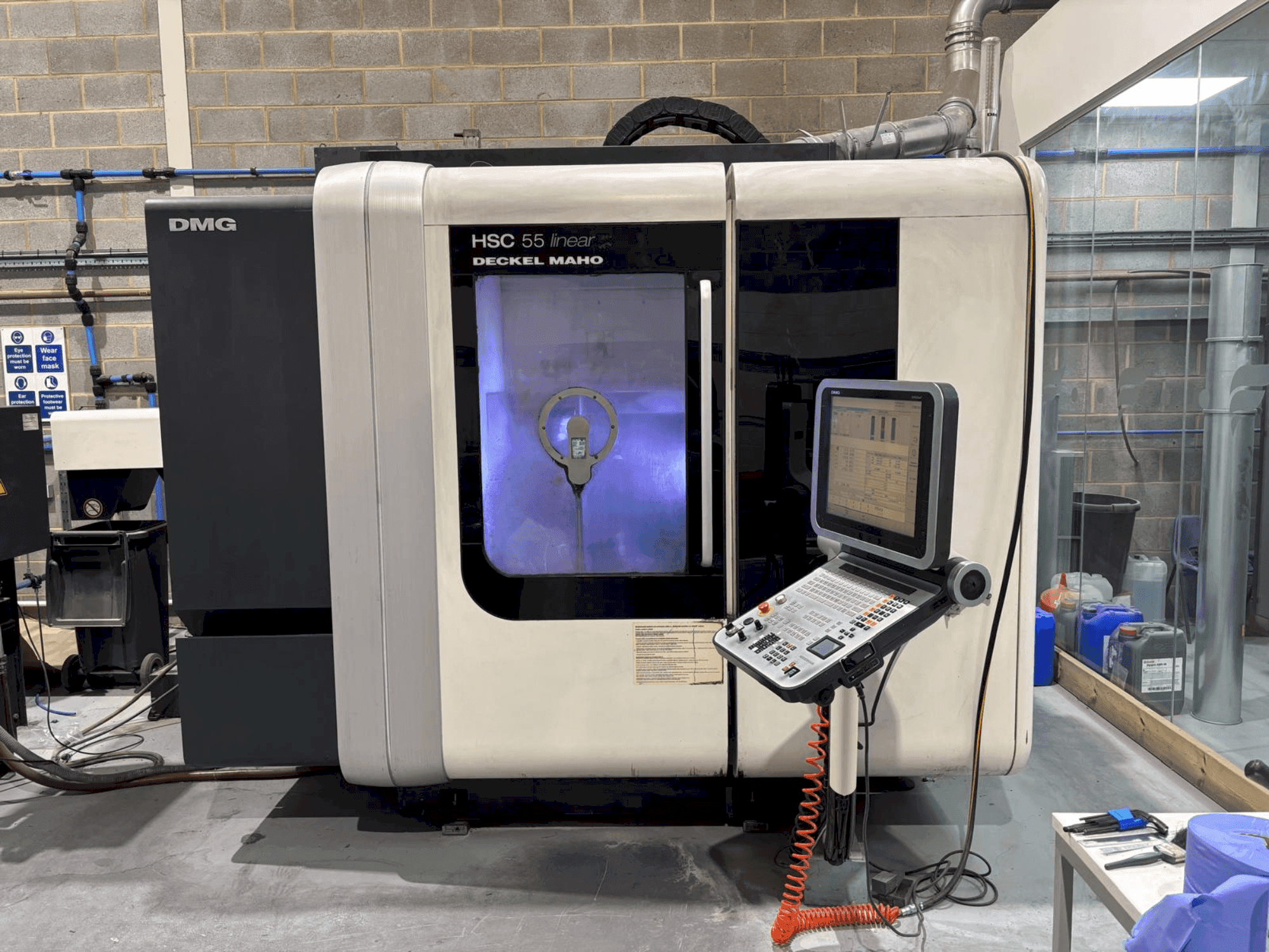 Vue de face de la machine DMG DECKEL MAHO HSC 55 linear