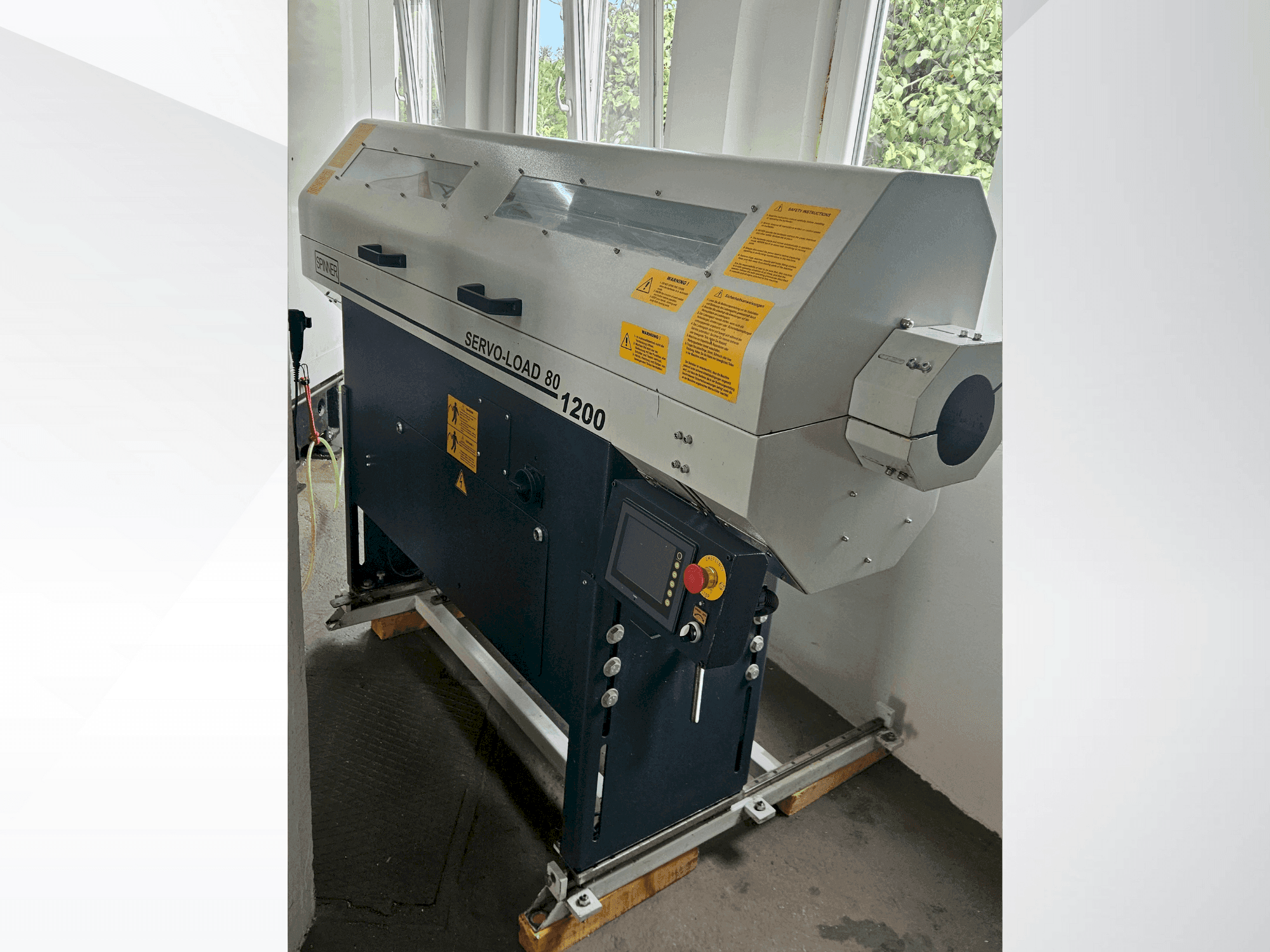 Vue de face de la machine SPINNER SERVO-LOAD 80-1200