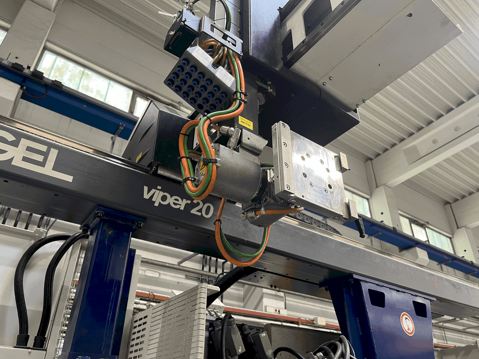 Vue de face de la machine Engel Viper 20