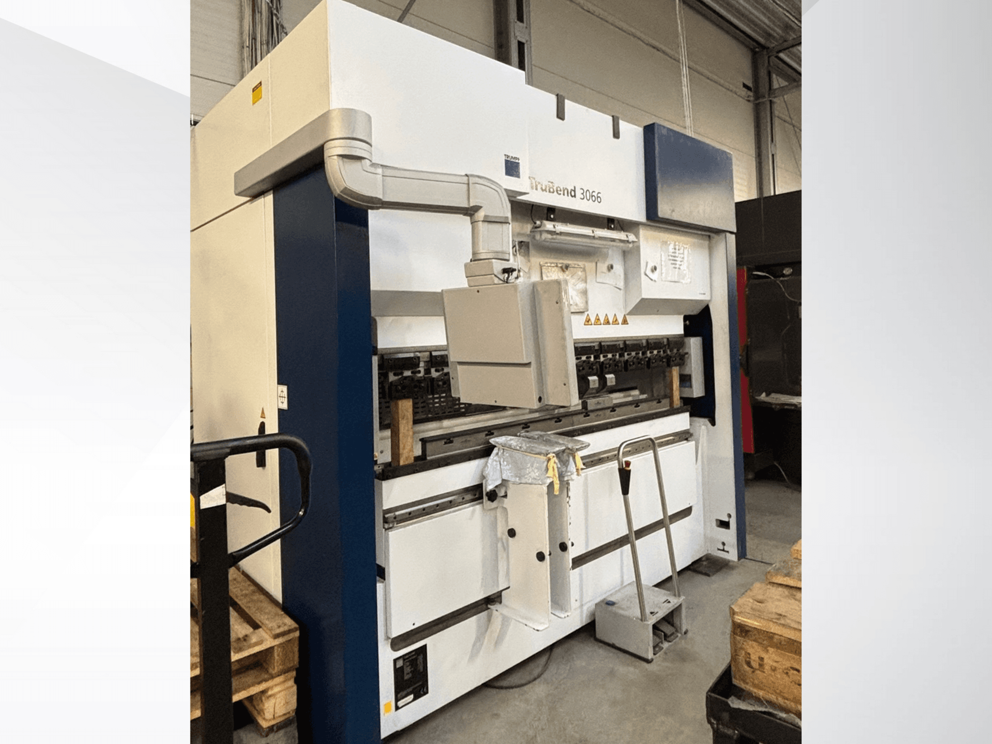 Cintreuse Trubend 3066, vue de face, montrant les commandes, le cadre métallique et les dispositifs de sécurité dans un atelier.