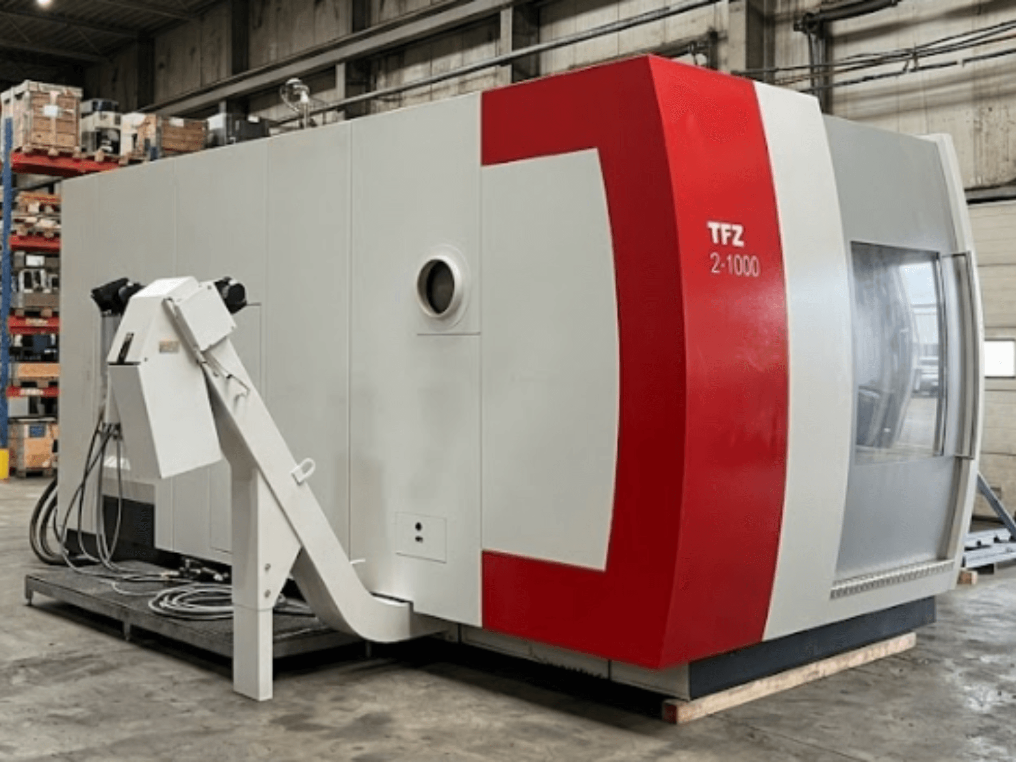 Centre d'usinage universel SAMAG TFZ 2L-1000, vue de profil mettant en valeur son design rouge et gris ainsi que son bras robotisé.