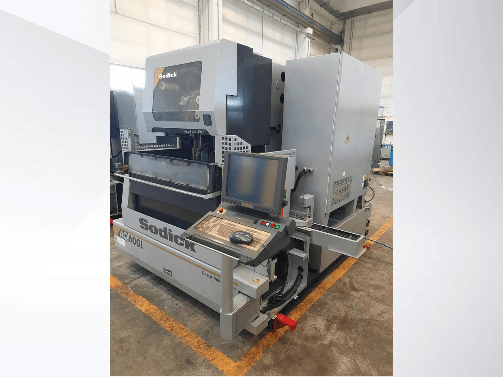 Machine linéaire Sodick AC600L vue de côté, présentant le panneau de commande, le jet fixe et les caractéristiques du design industriel.