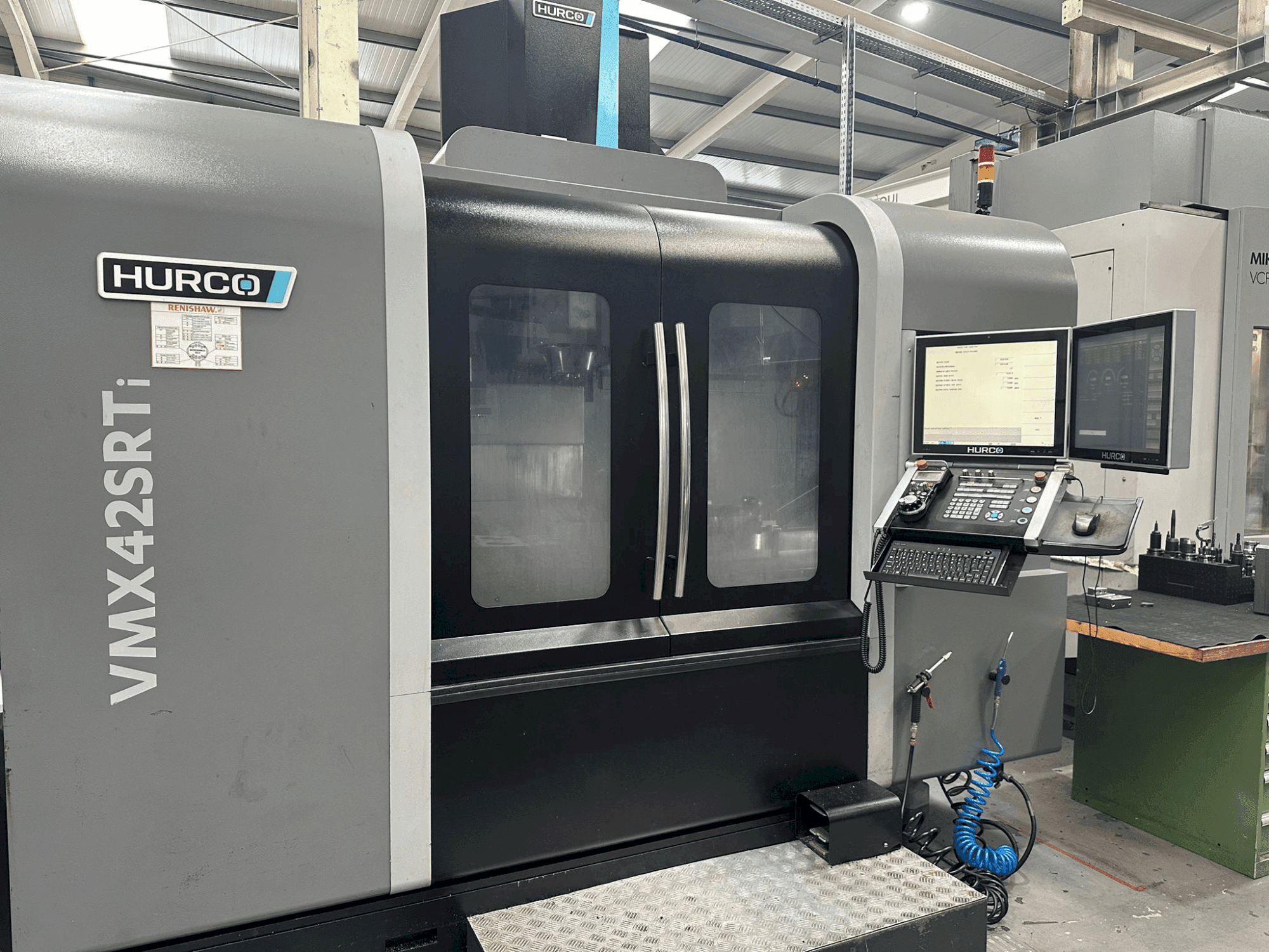 Vue de face de la machine Hurco VMX 42 SRTi