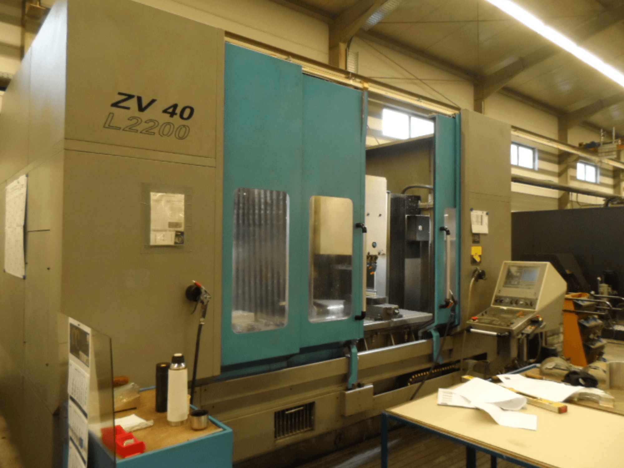 Centre d'usinage vertical IBARMIA ZV 40 L2200, vue de face avec panneau de commande et accès ouvert, porte-outils visible à l'intérieur.