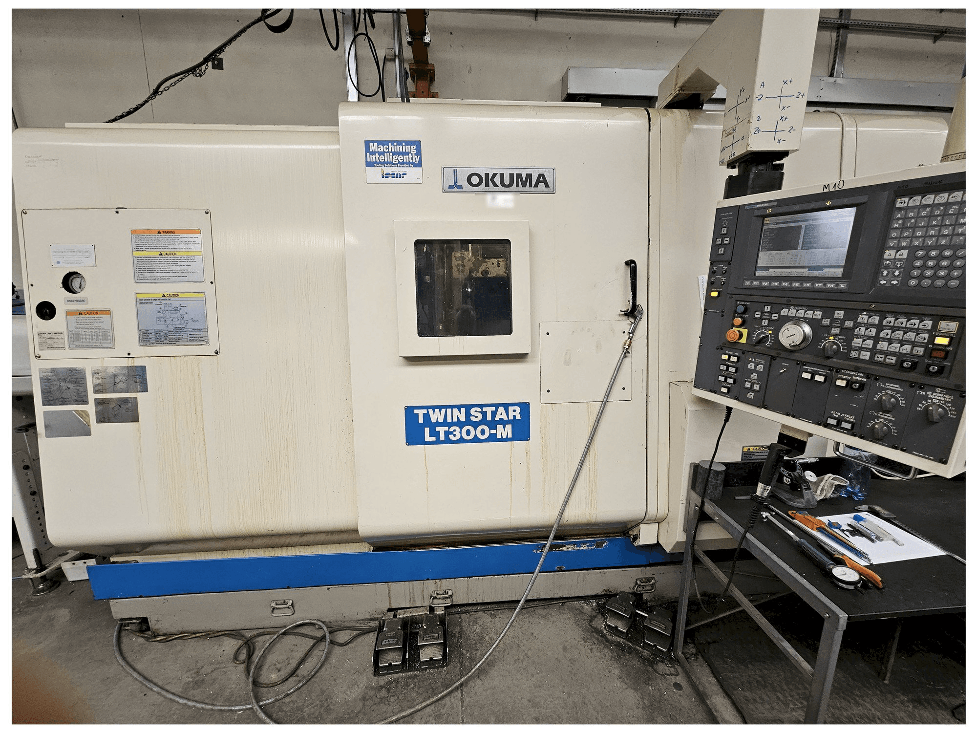 Vue de face de la machine Okuma LT300-M
