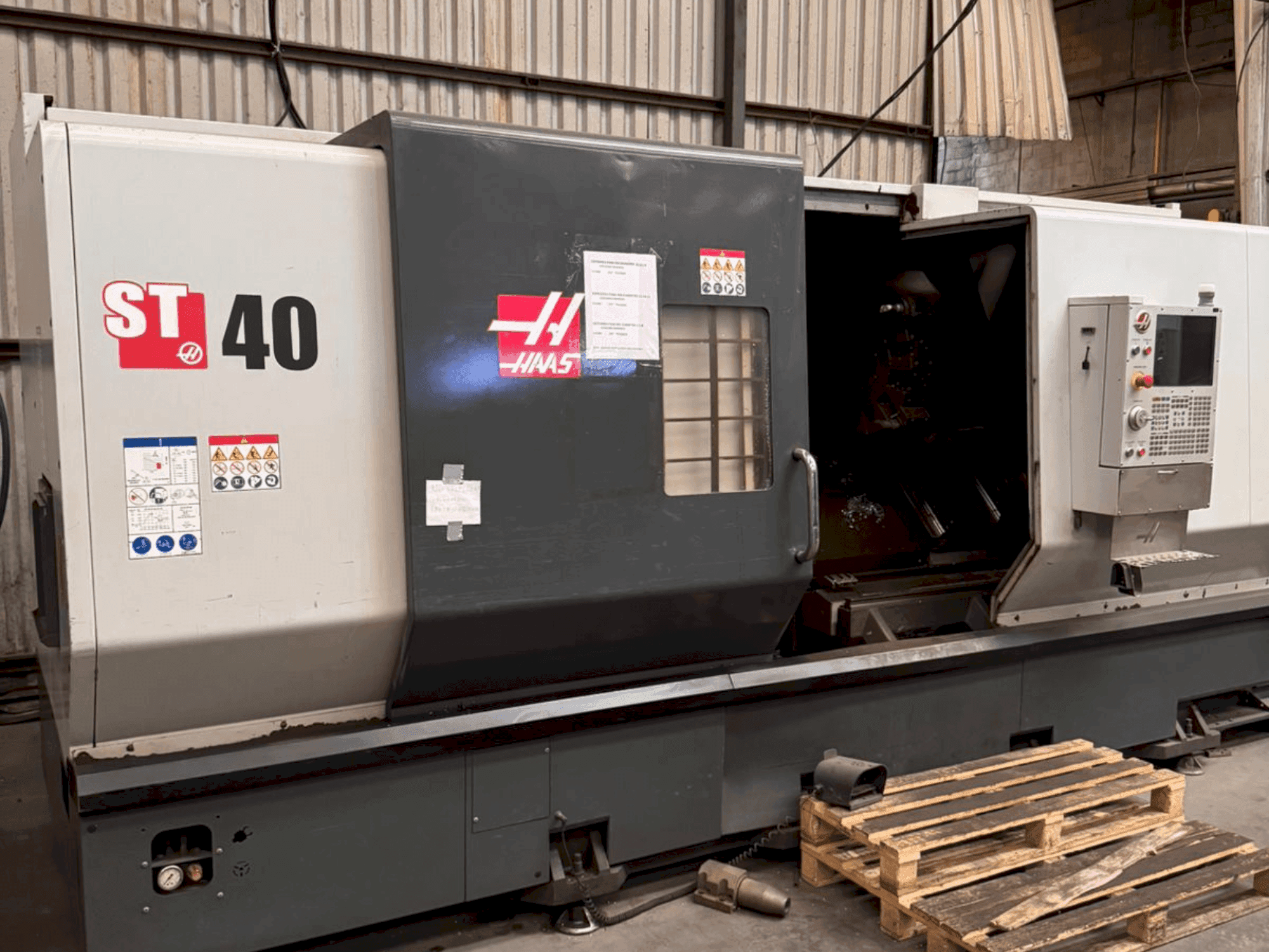 Vue de face de la machine HAAS ST-40