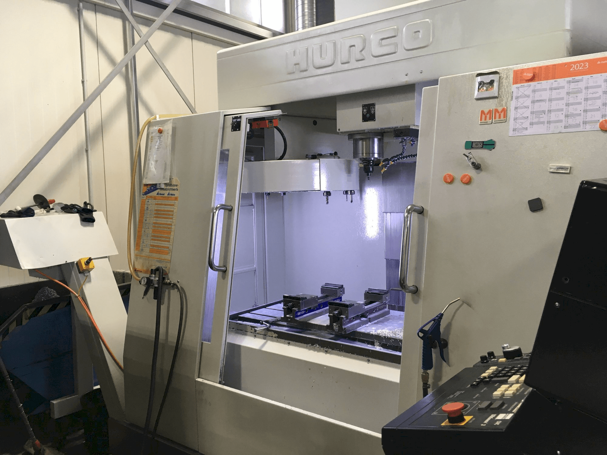 Vue de face de la machine Hurco BAC 30 HTM