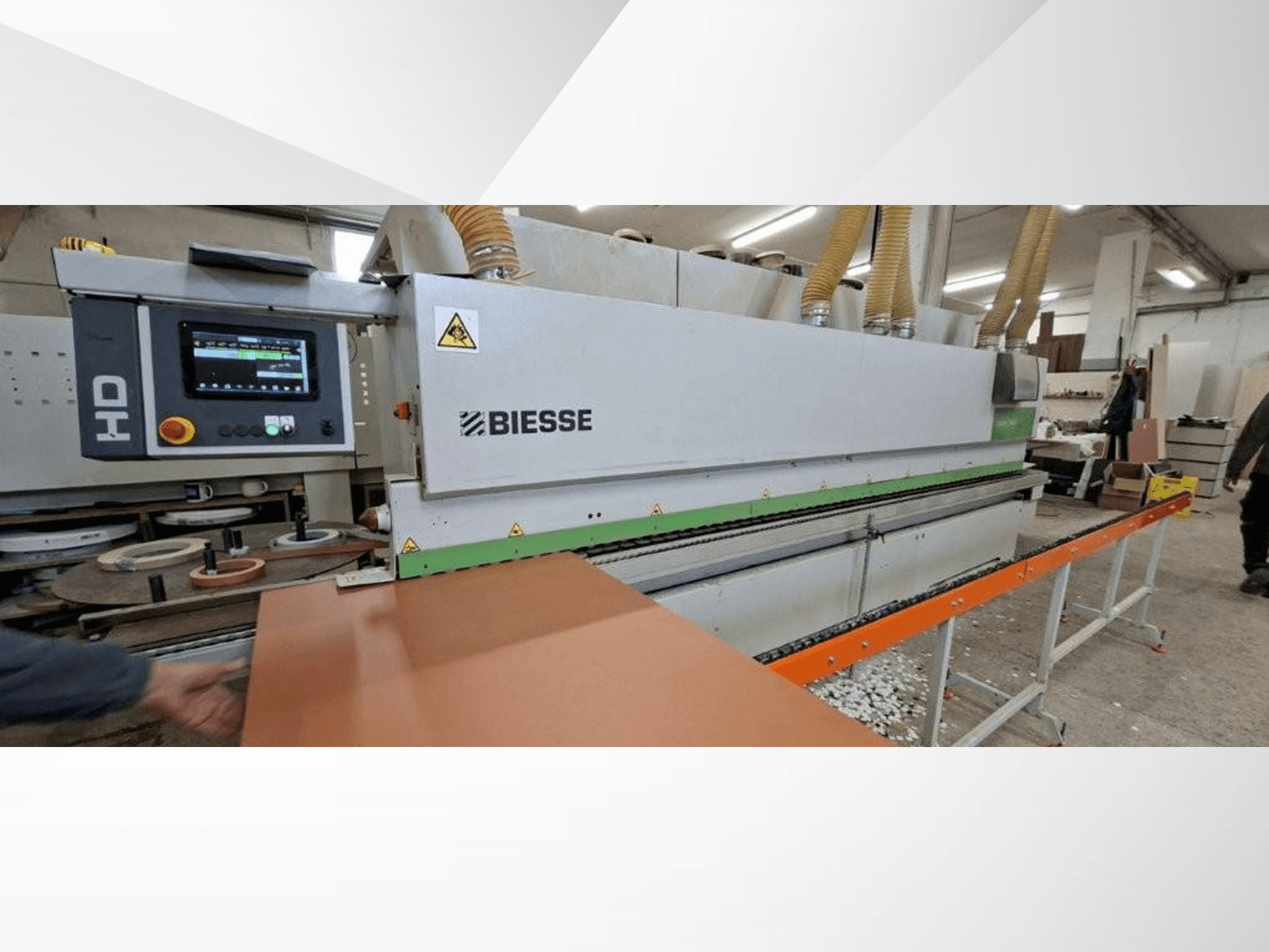 Plaqueuse de chants BIESSE JADE 340 dans un atelier, vue de face avec panneau de commande numérique et table d'alimentation orange.