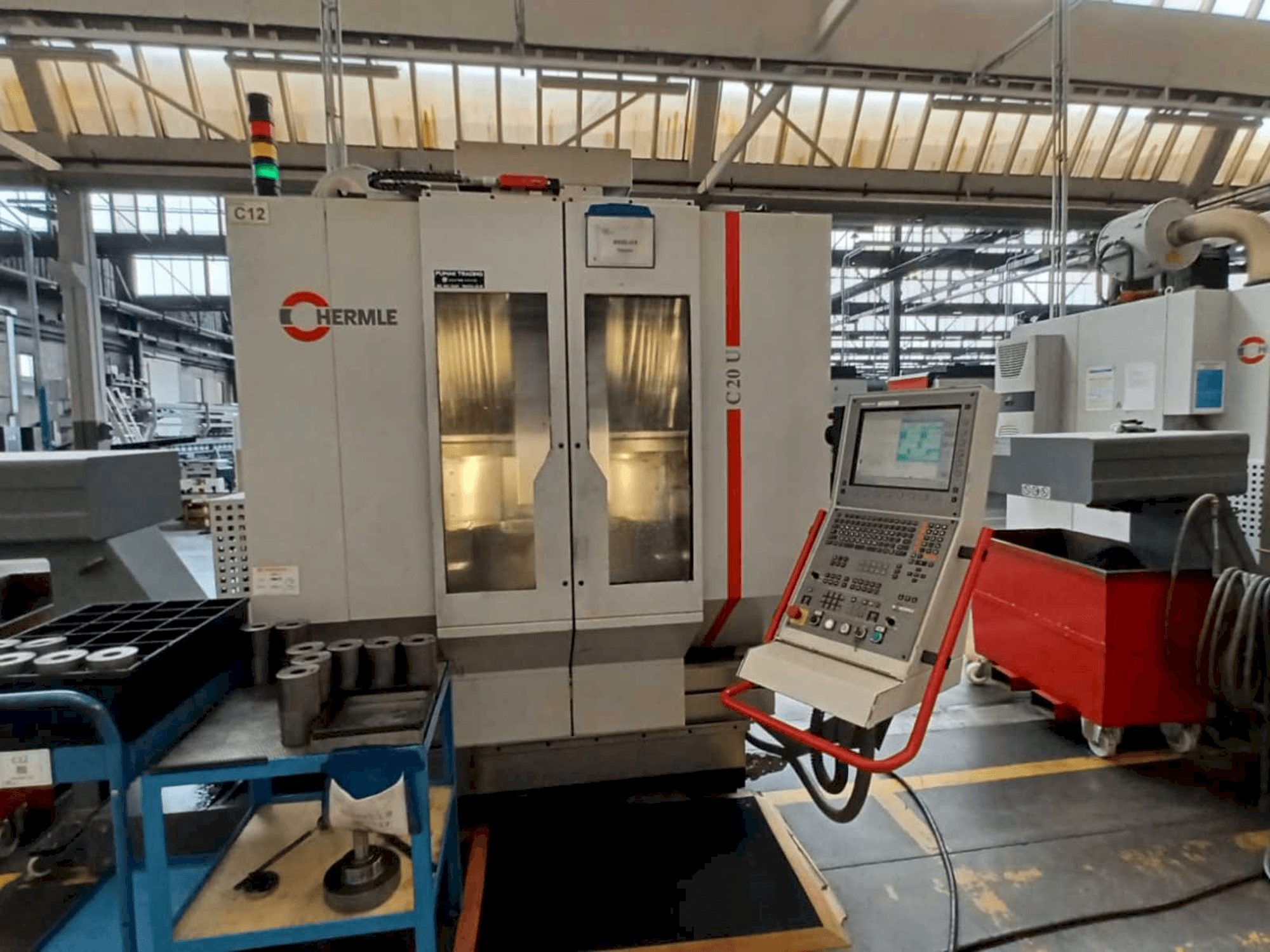 Vue de face de la machine HERMLE C20U