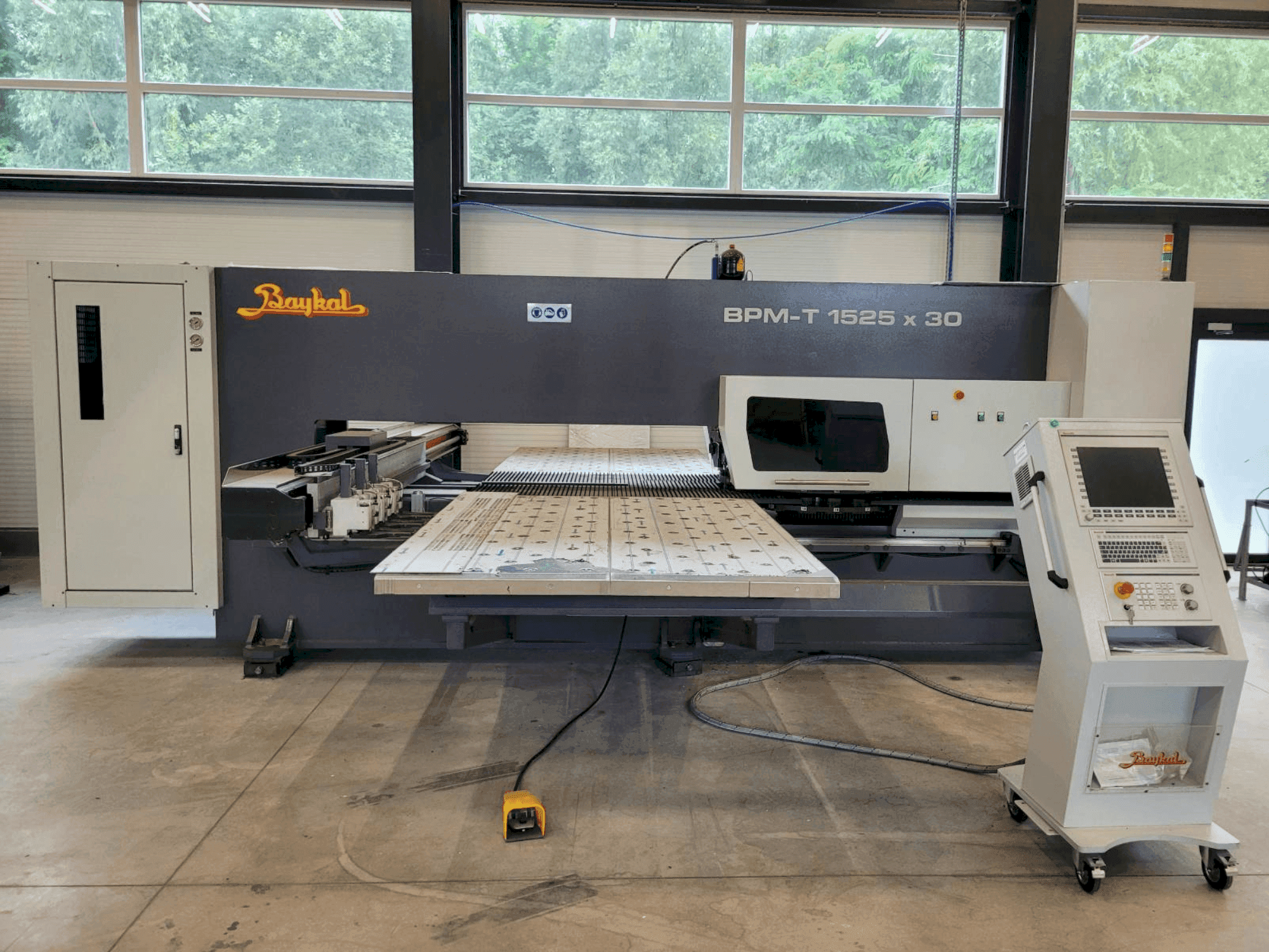 Vue de face de la machine Baykal BPM-T 1525X30