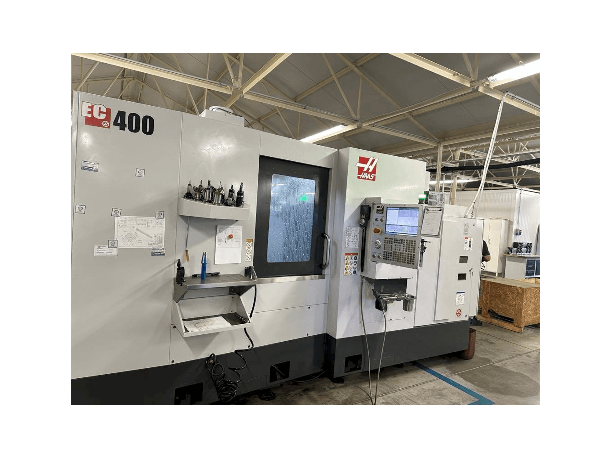 Vue de face de la machine HAAS EC-400