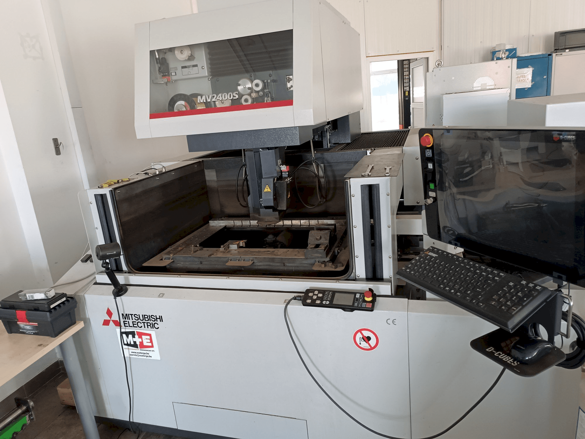 Vue de face de la machine Mitsubishi MV2400S