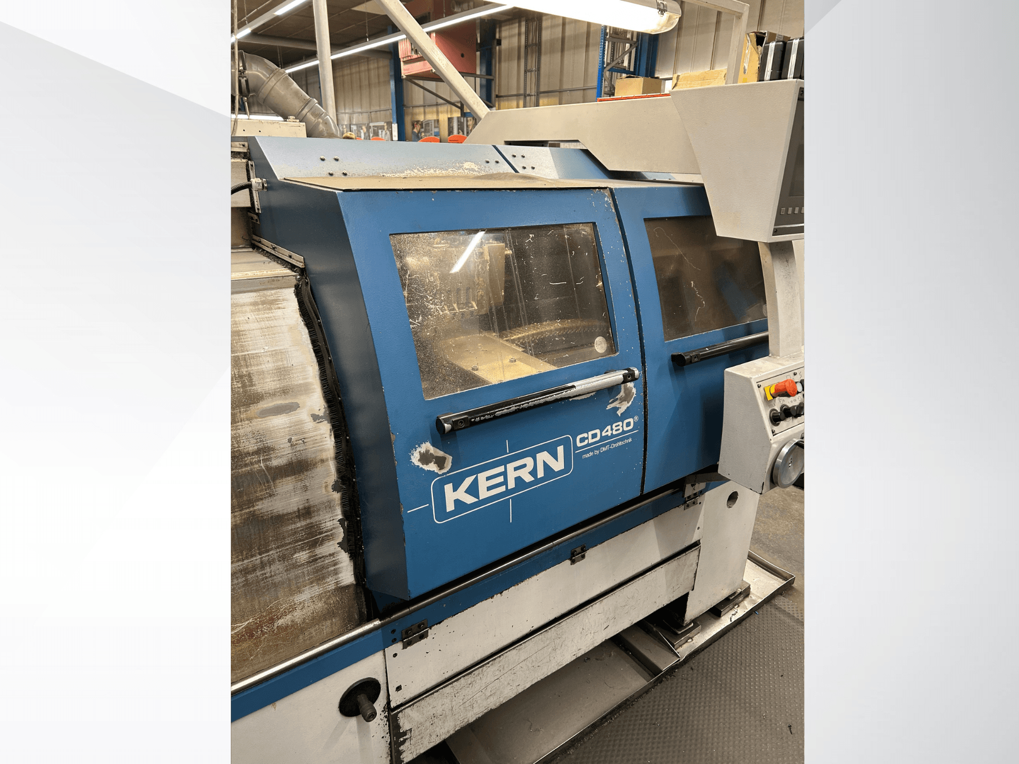 Tour horizontal DMT Kern CD480, vue de profil montrant le panneau de commande, les grandes fenêtres et le châssis métallique.