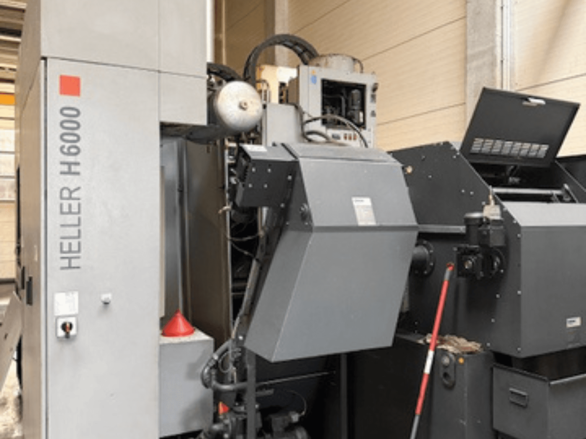Centre d'usinage horizontal HELLER H6000 vu de face, mettant en évidence le panneau de commande et les composants de la machine.