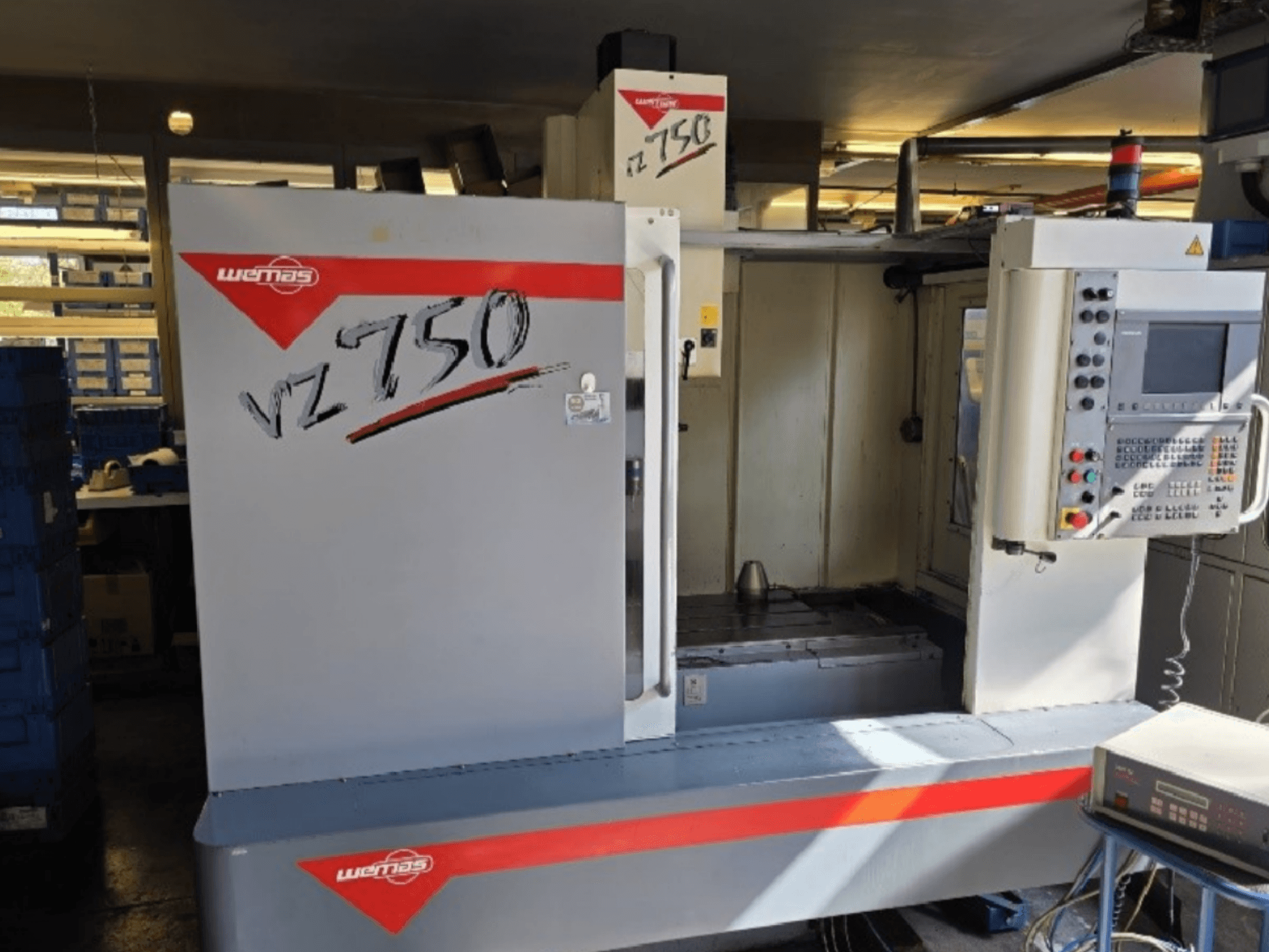 Centre d'usinage vertical WEMAS VZ 750 CENTURY, vue de face montrant le panneau de commande et l'espace de travail.
