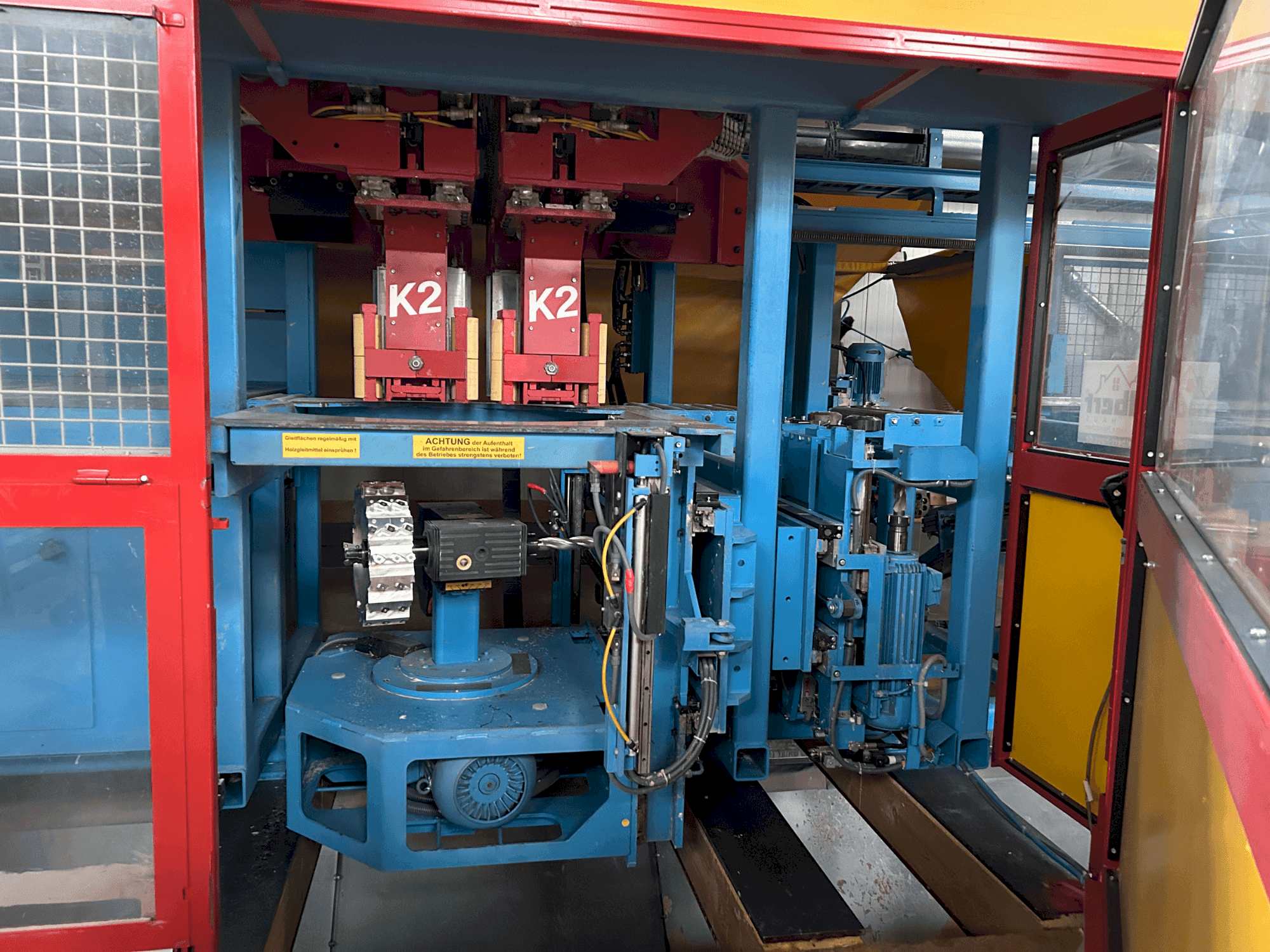 Vue de face de la machine HUNDEGGER K2-5-450