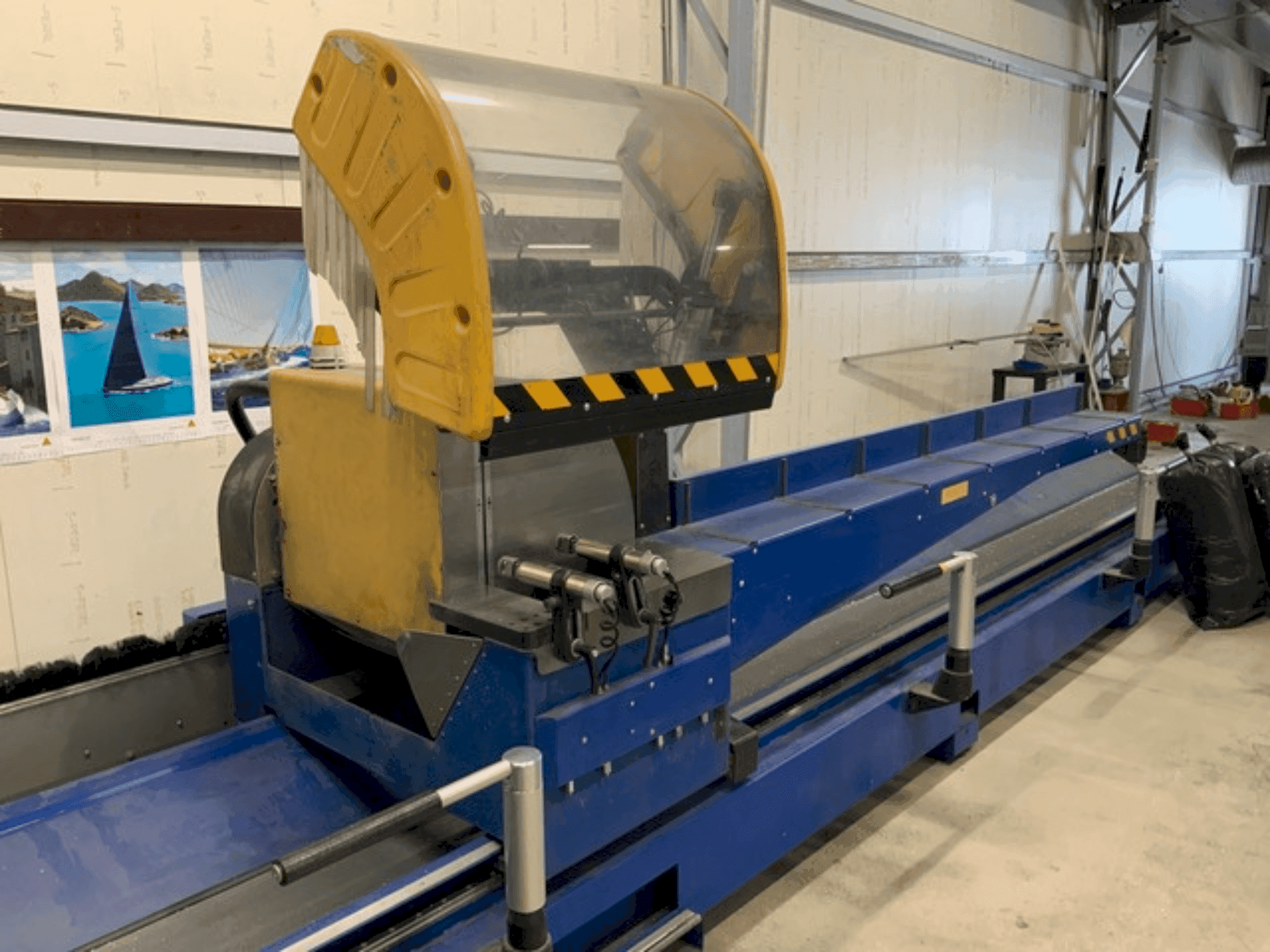 Vue de face de la machine SCHÜCO PDG e-Cut 600