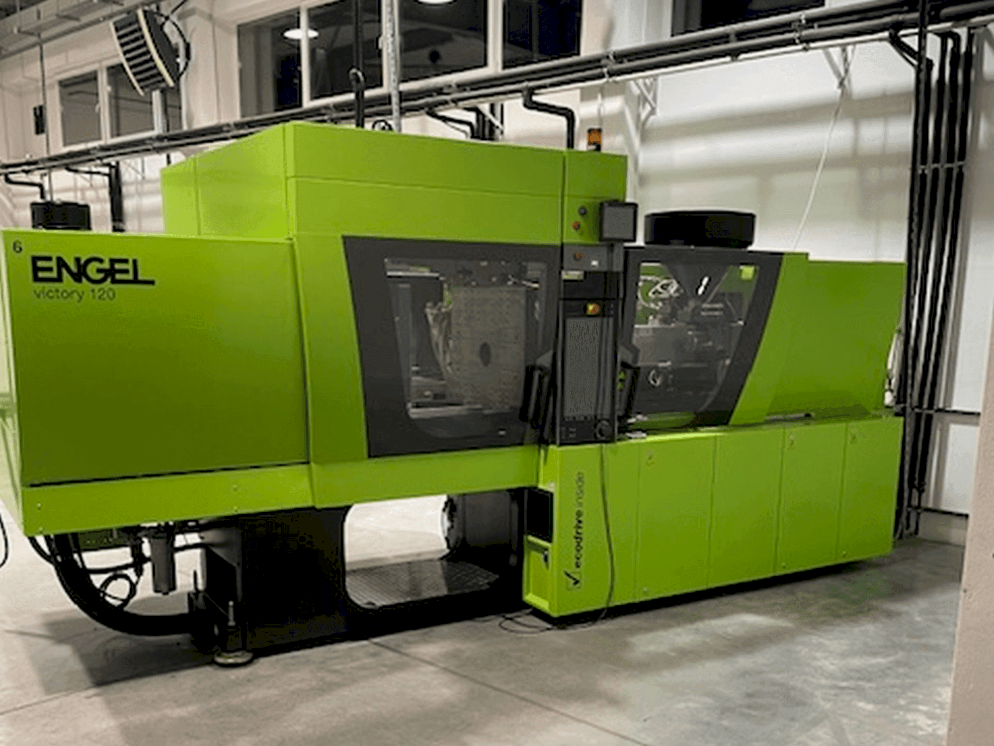 Vue de face de la machine Engel Victory 650/120 tech