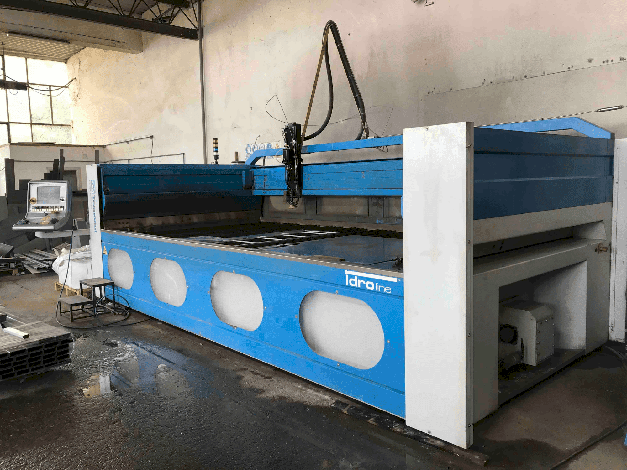 Vue de face de la machine CMS tecnocut JP 60hp