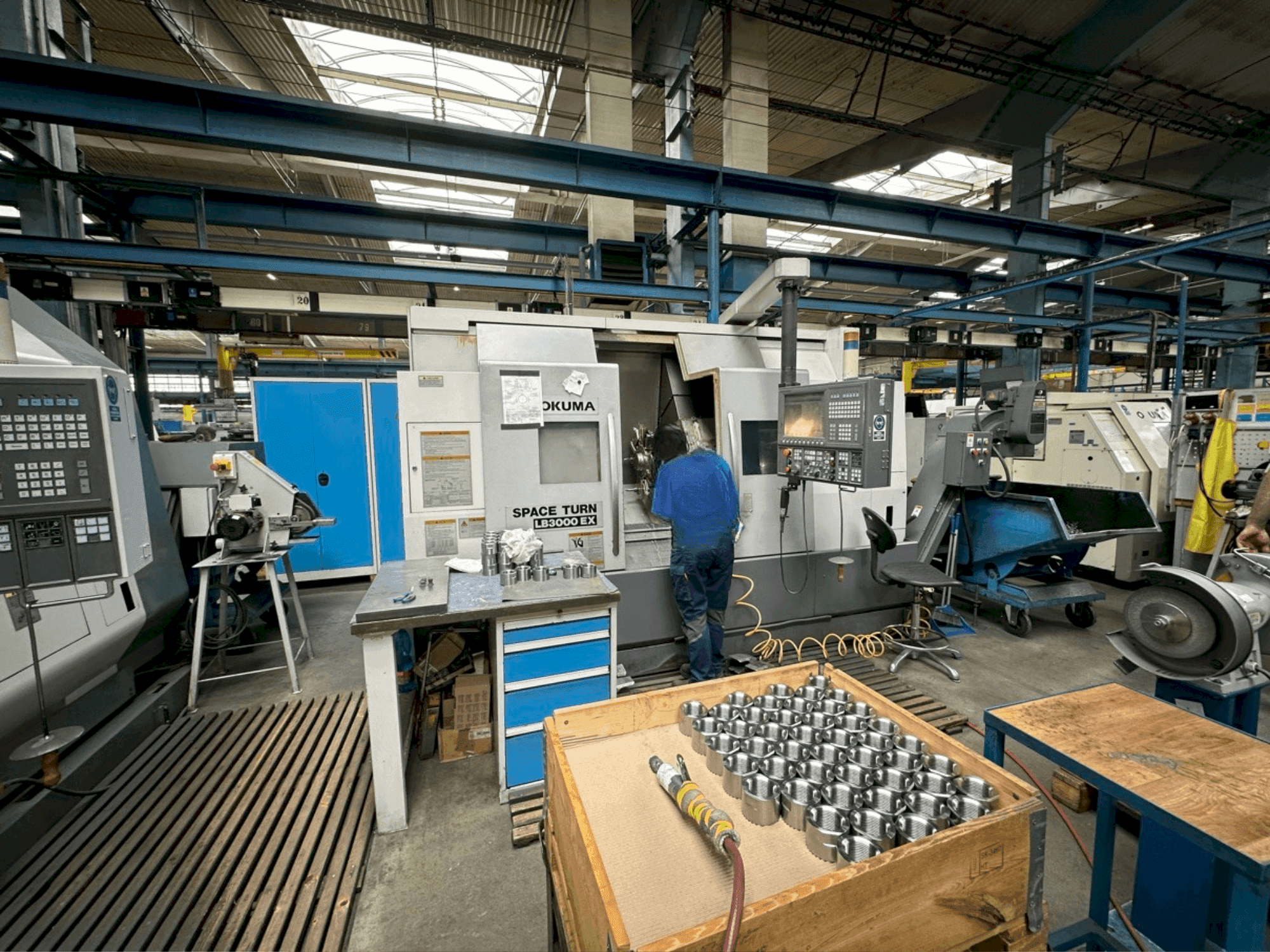 Vue de face de la machine Okuma LB 3000 MY