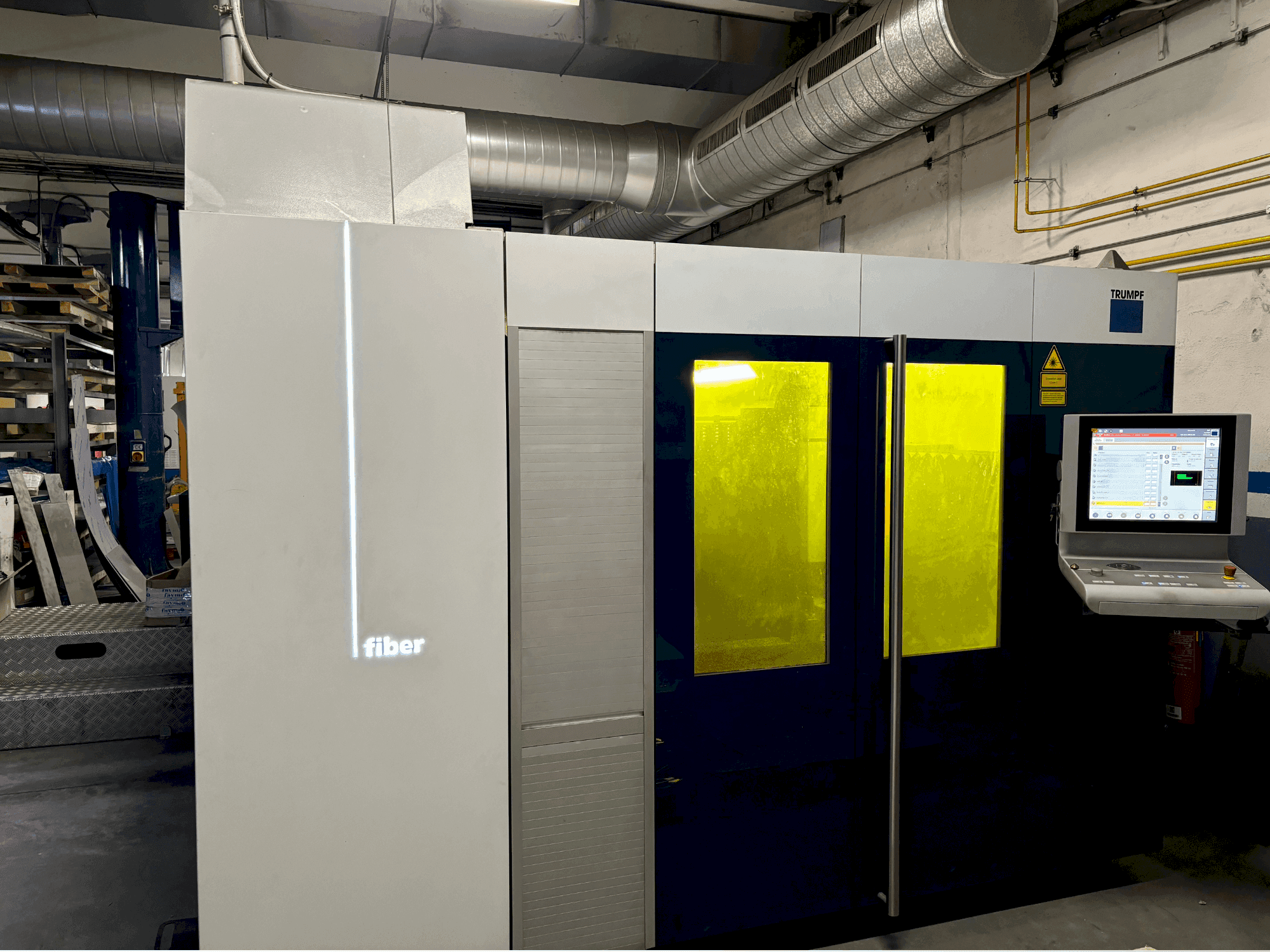 Vue de face de la machine TRUMPF TRULASER 3030 FIBER