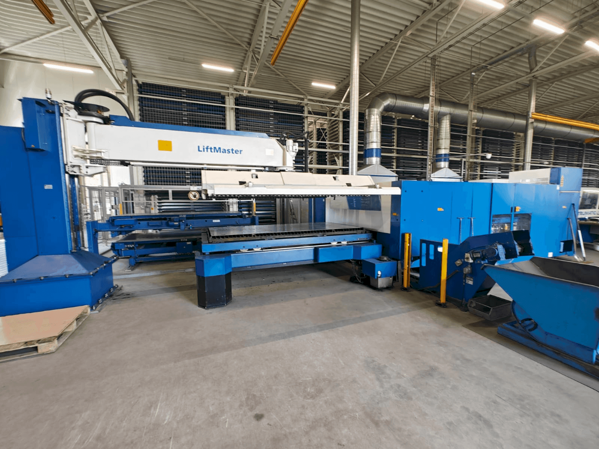 Vue de face de la machine TRUMPF TruLaser 5030 classic 6,0kW + LiftMaster