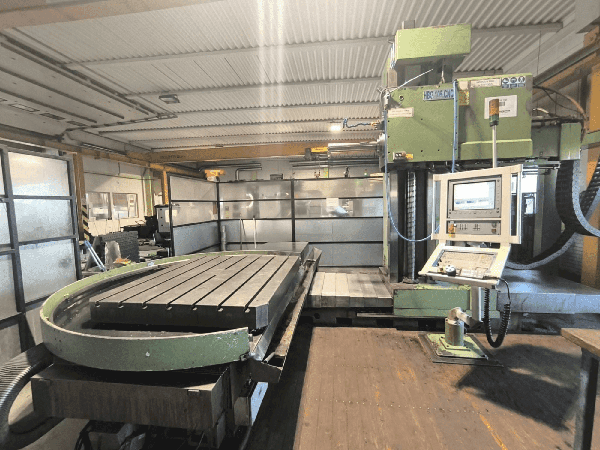 Vue de face de la machine MONTAVAR HBG 105 CNC