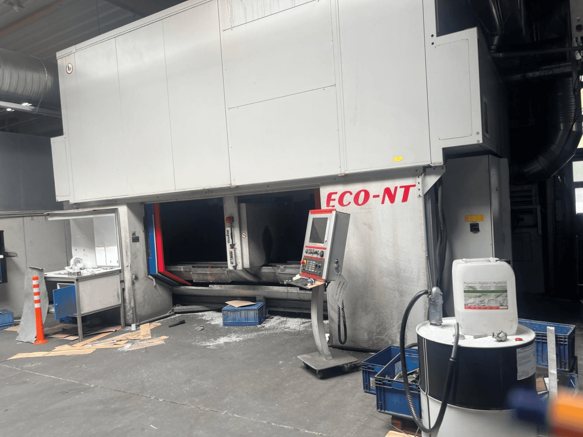 Vue de face du centre d'usinage vertical ECO-NT de Hamuel Reichenbacher, montrant le panneau de commande, le réservoir de liquide de refroidissement et l'espace de travail.